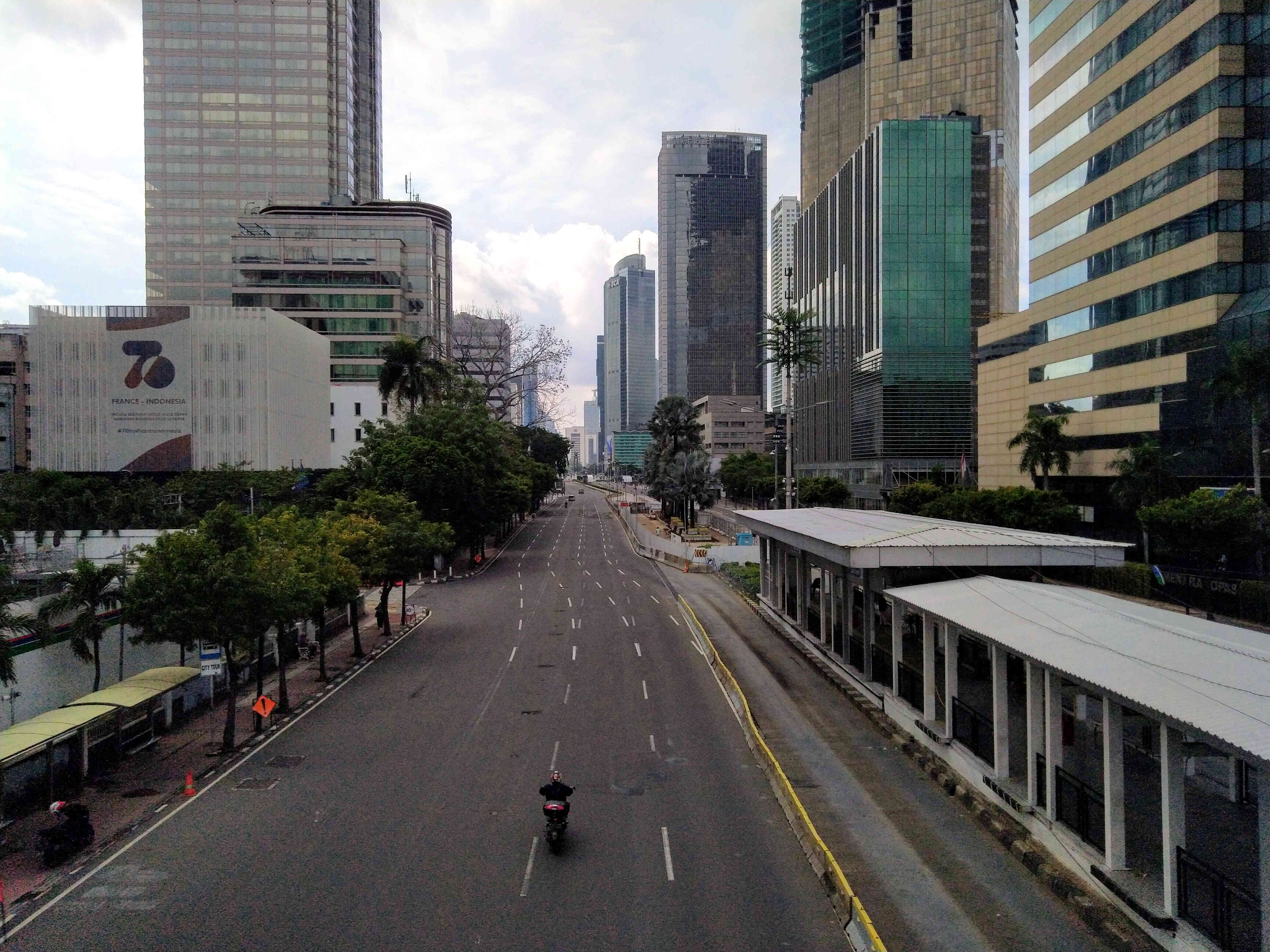 Suasana jalanan di Jakarta yang lengang saat hari pertama 2021, Jumat (1/1/2021)