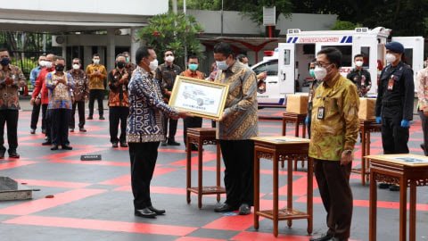 Mendagri Tito Karnavian menyerahkan Mobile Lab PCR