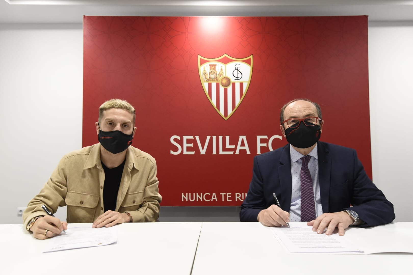 Alejandro Gomez (kiri) meneken kontrak di Sevilla.
