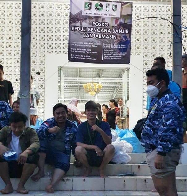 Ketua Umum DPP KNPI Haris Pertama dan Sekjen Jackson AW Kumaat bersama rombongan turun mambantu korban banjir di Kalsel, Rabu (20/1)