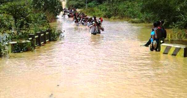 Sejumlah warga berjalan di jalanan yang terendam di Wilayah Kecamatan Krayan, Kabupaten Nunukan, Kalimantan Utara tahun 2017. 