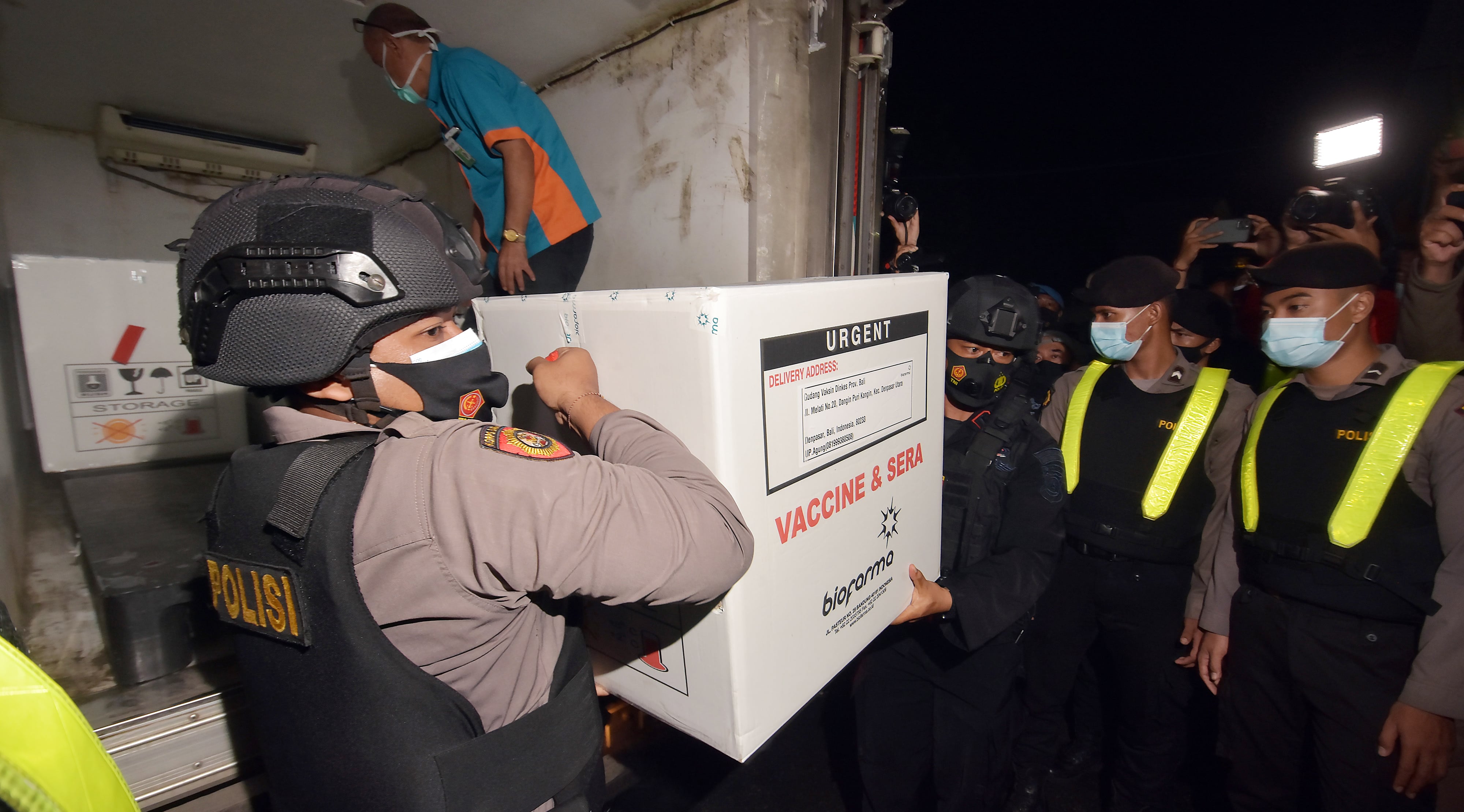 Pemerintah telah mengirimkan vaksin covid-19 buatan Sinovac ke sejumlah daerah. 