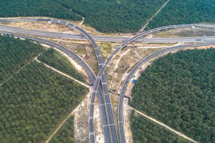 Proyek pembangunan tol trans Sumatera bakal disetop karena kekurangan dana sebesar Rp60 triliun.