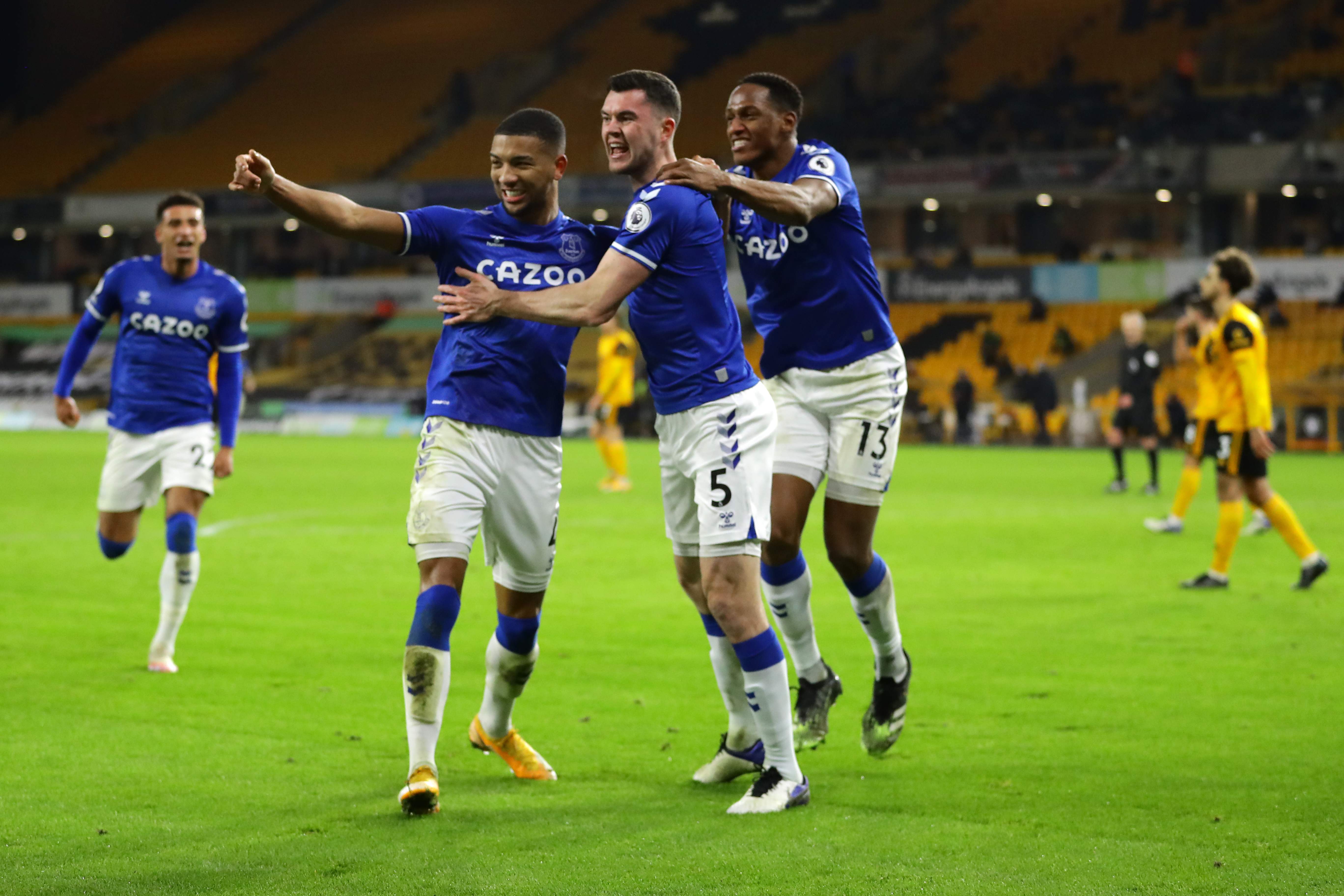 Bek Everton Michael Keane (tengah) melakukan selebrasi usai mencetak gol ke gawang Wolverhampton Wanderers di laga Liga Primer Inggris.