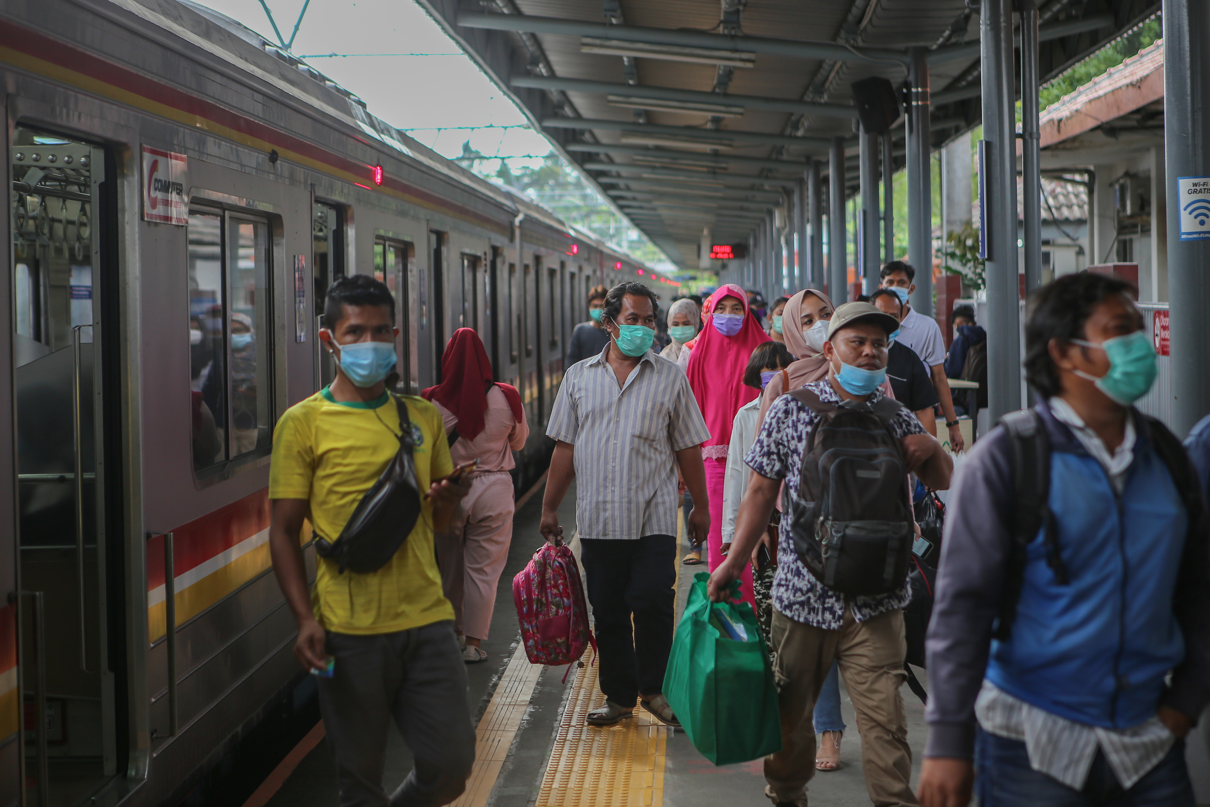 Sejumlah penumpang KRL berjalan setibanya di Stasiun Tangerang, Kota Tangerang, Banten, Rabu (20/1/2021).