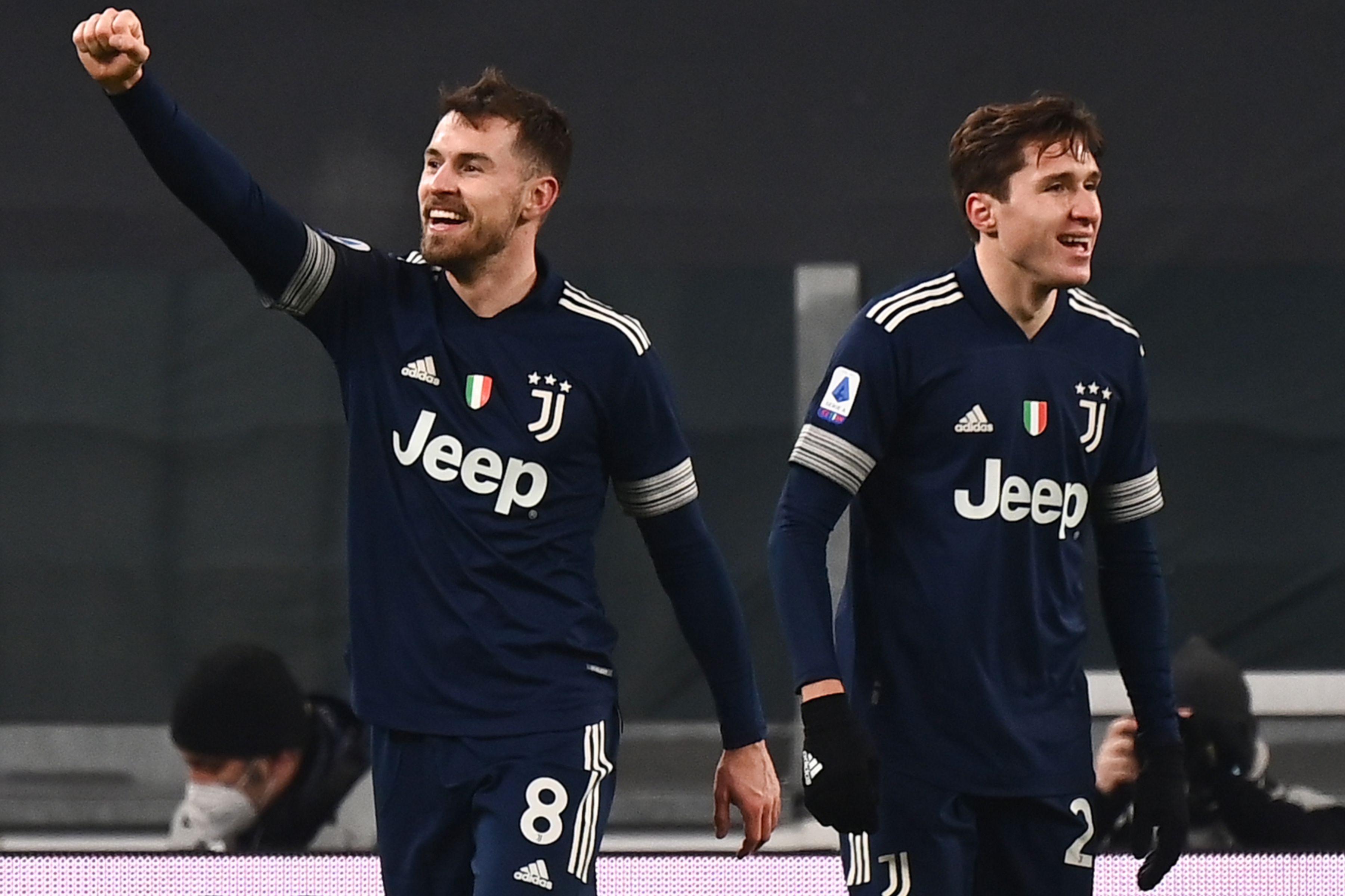 Pemain Juventus Aaron Ramsey (kiri) melakukan selebrasi usai mencetak gol ke gawang Sassuolo di laga Serie A.