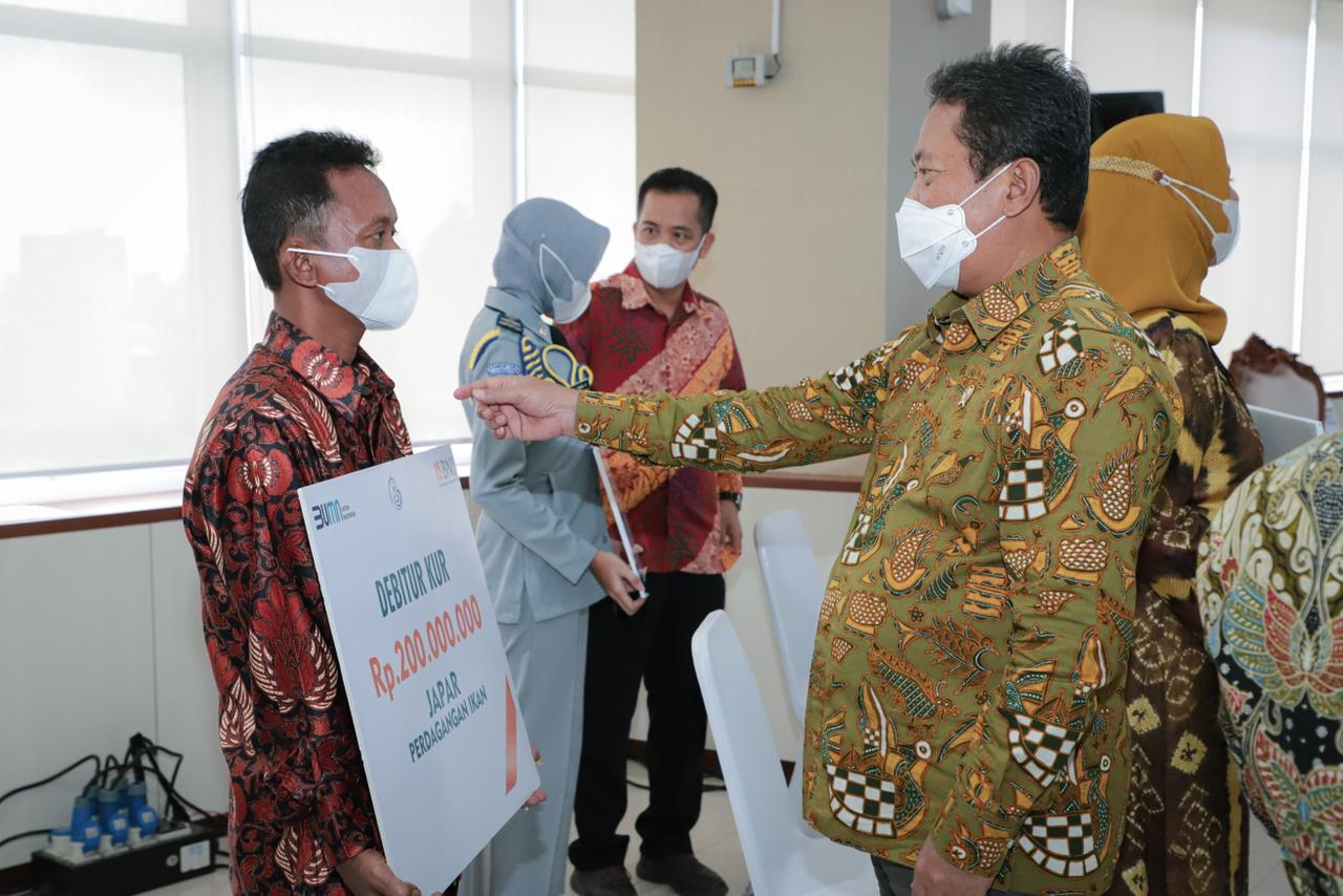 kunjungan  Direktur Logistik Kementerian Kelautan dan Perikanan, Ines Rahmania, ke Ponpes Al-Ishlah, Bondowoso, Jawa Timur, akhir pekan ini.