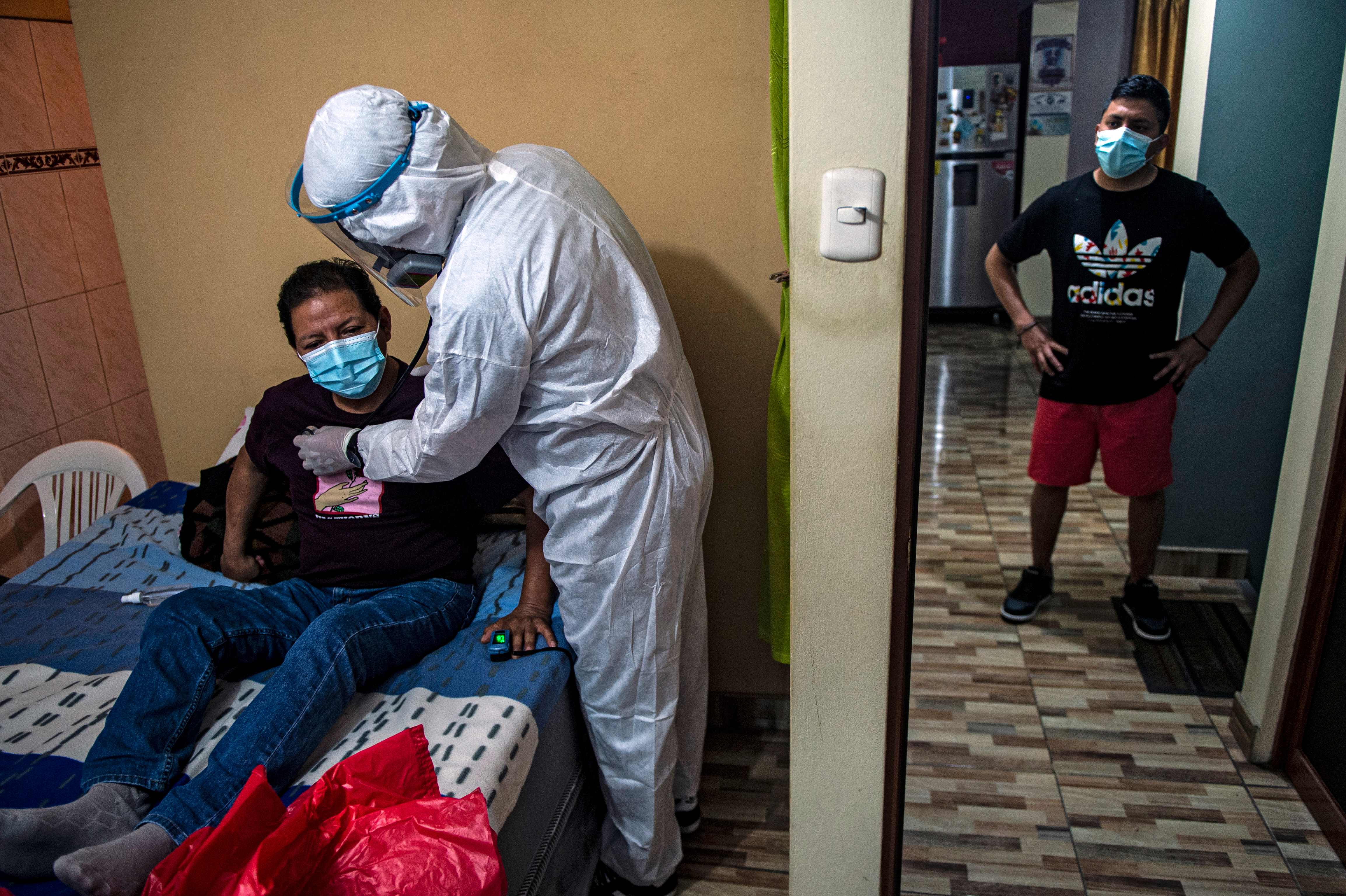 Seorang paseien covid-19 diperiksa oleh  dokter di rumahnya di luar Lima, Peru.