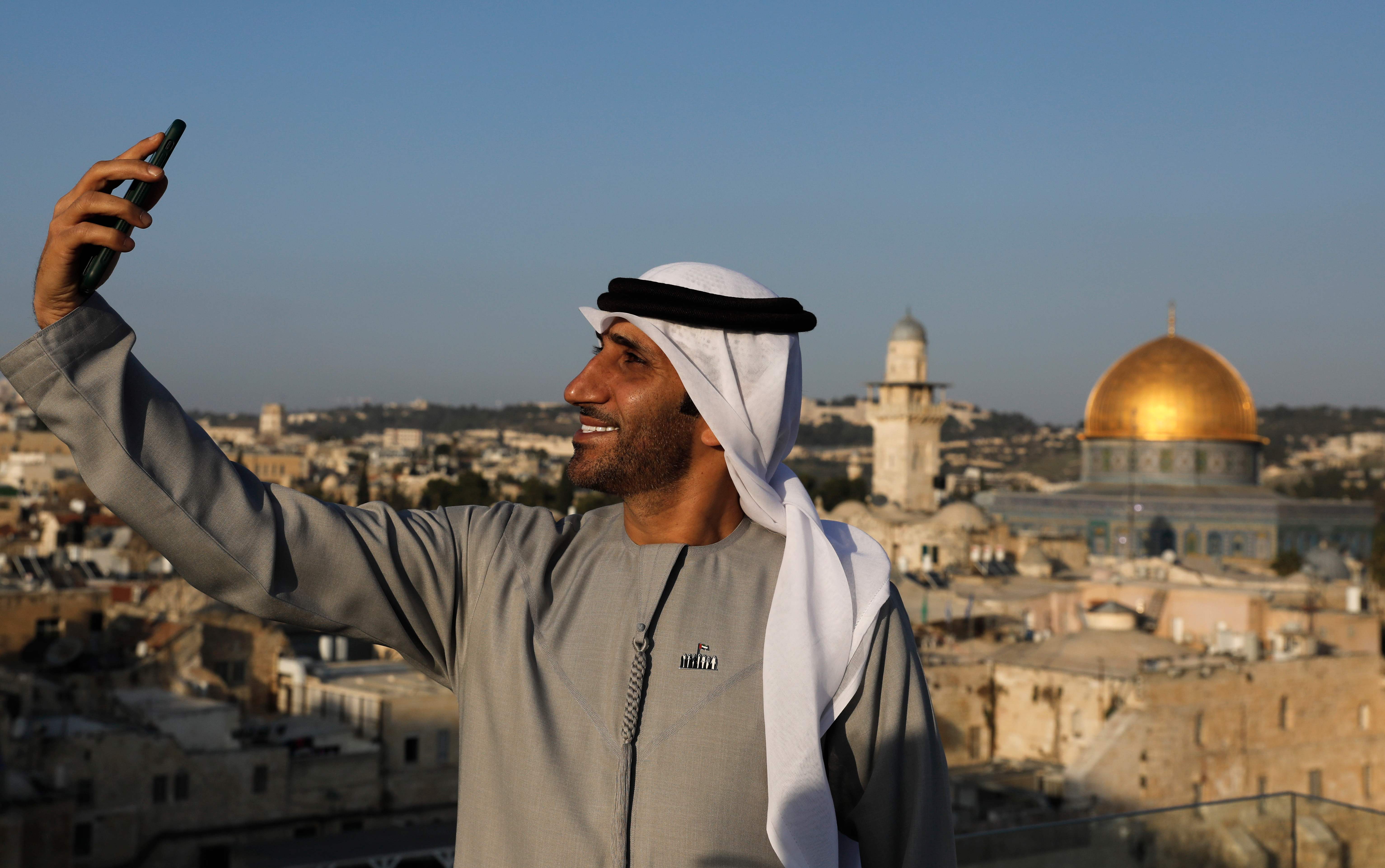 Seorang wisatawan melakukan swafoto dengan latar belakang Masjid Al-Aqsa di Kota Tua Jerusalem.