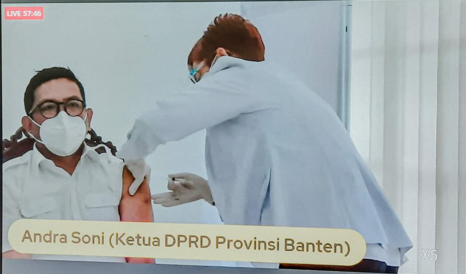 Ketua DPRD Banten Andra Soni saat divaksinasi Covid di Pendopo Kabupaten Tangerang, Kamis (14/1/2021