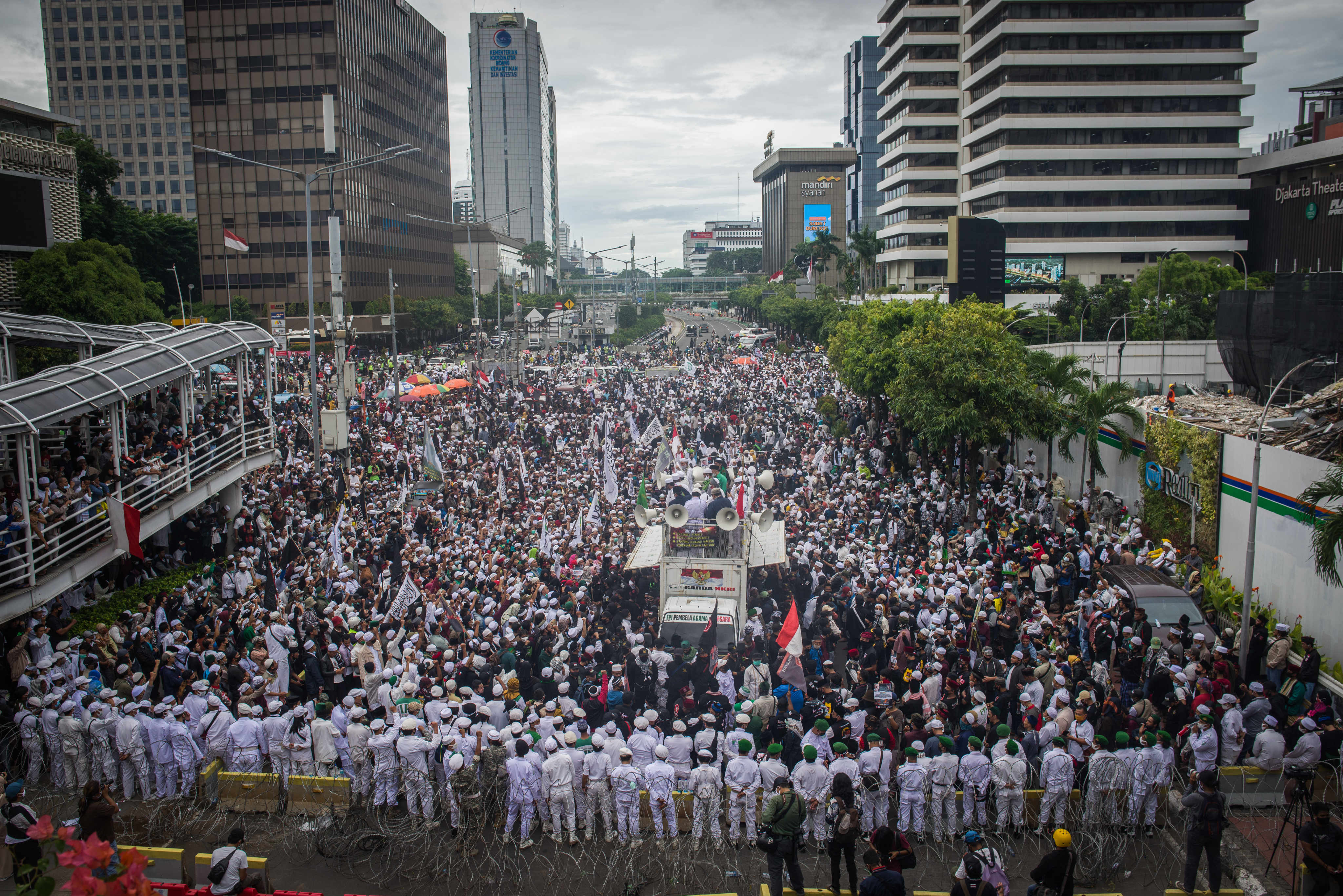 Foto organisasi masyarakat saat melakukan demonstrasi di Jakarta pada November 2020.