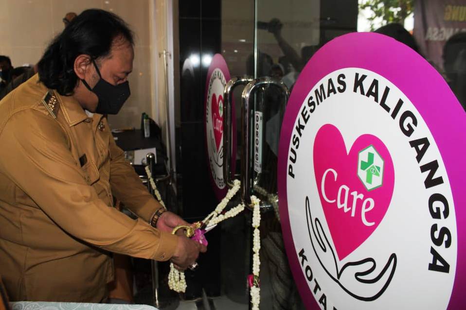 WALI KOTA Tegal Jawa Tengah H. Dedy Yon Supriyono meresmikan gedung baru Puskesmas Kaligangsa, Senin (4/1/2021).