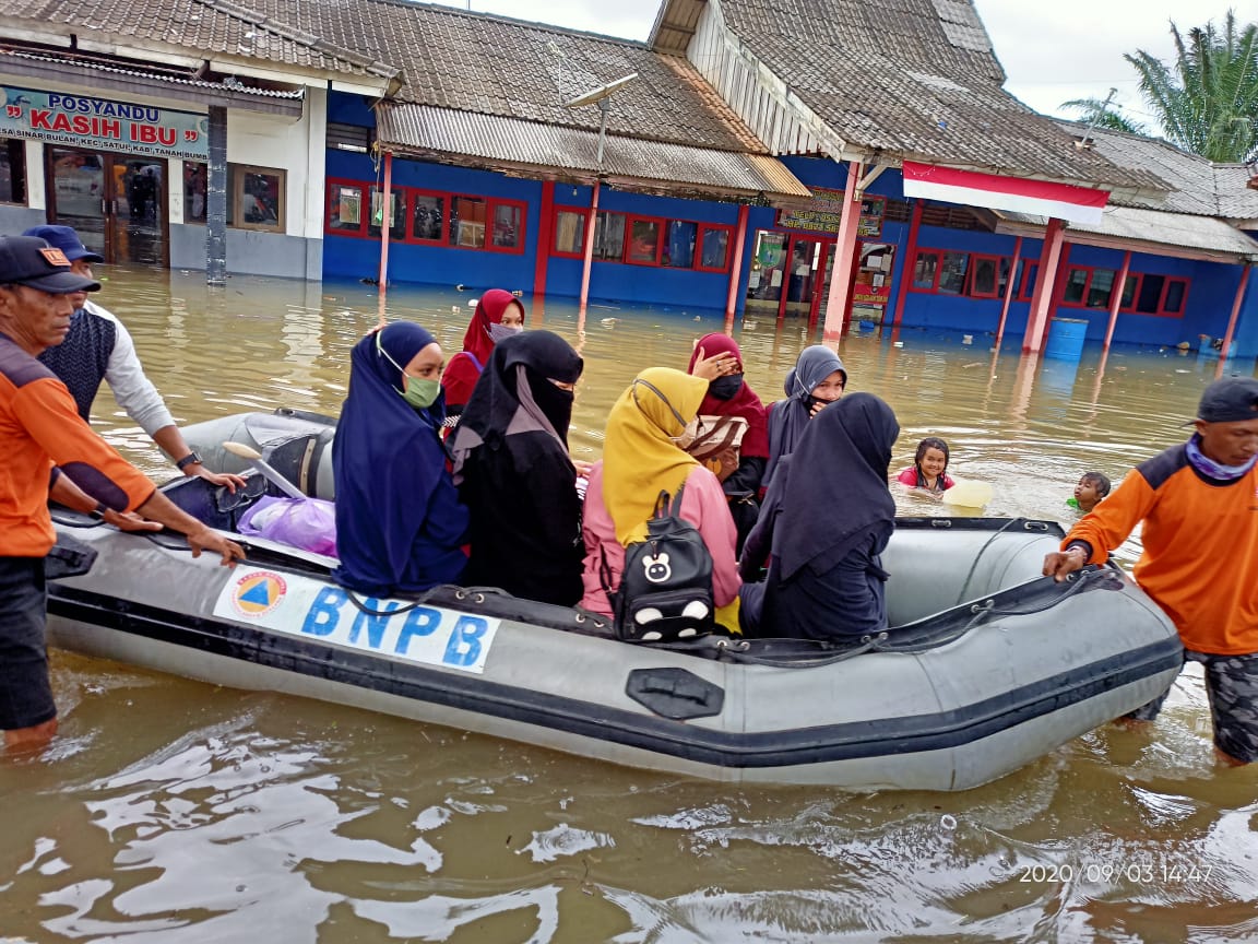 Warga beraktivitas dibantu perahu dari BNPB karena ribuan rumah di Kalimantan Selatan sepekan terakhir ini terendam banjir, Selasa (5/1)