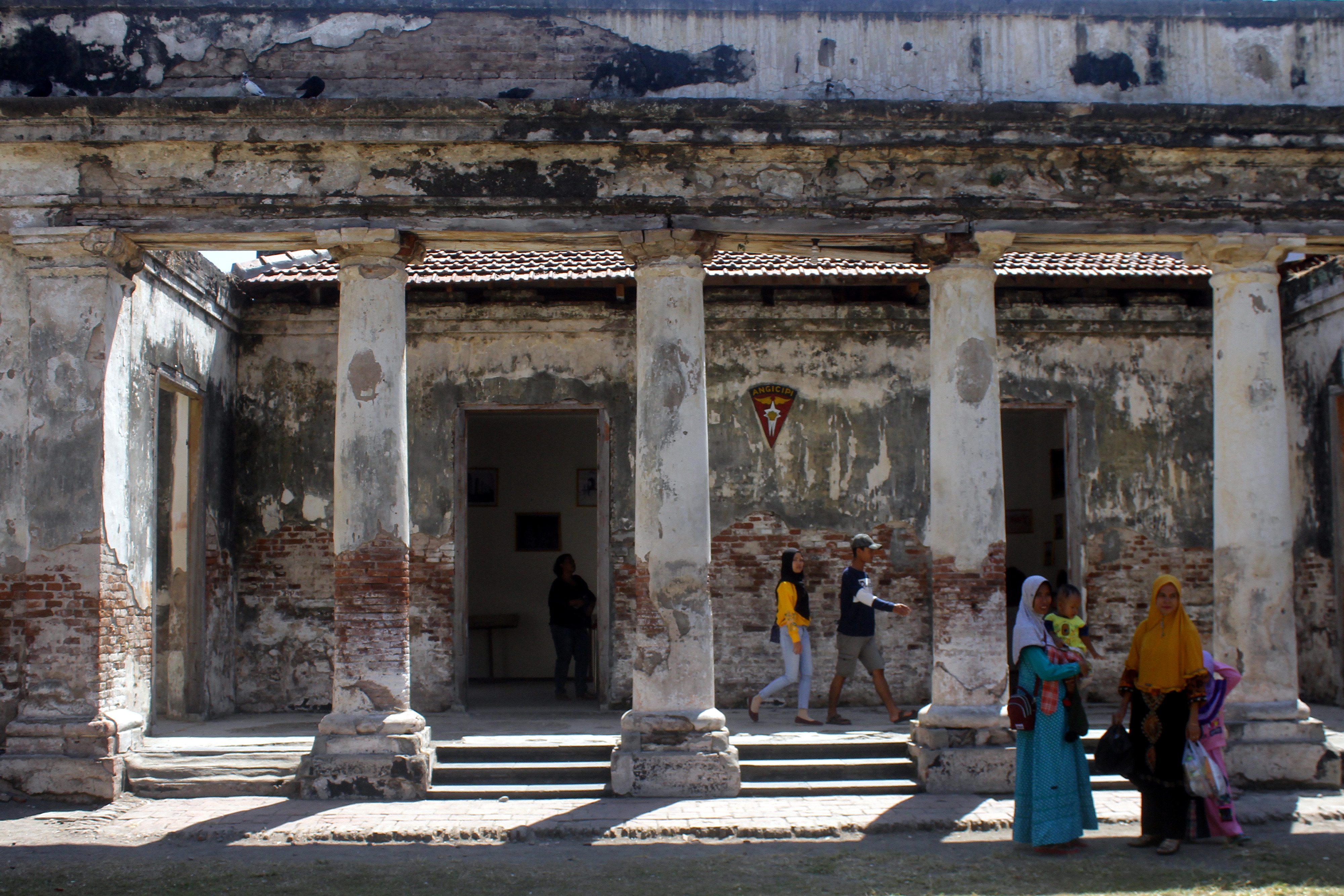 Wisatawan menghabiskan waktu libur Lebaran dengan berekreasi di Benteng Van Den Bosch, Ngawi, Jawa Timur.