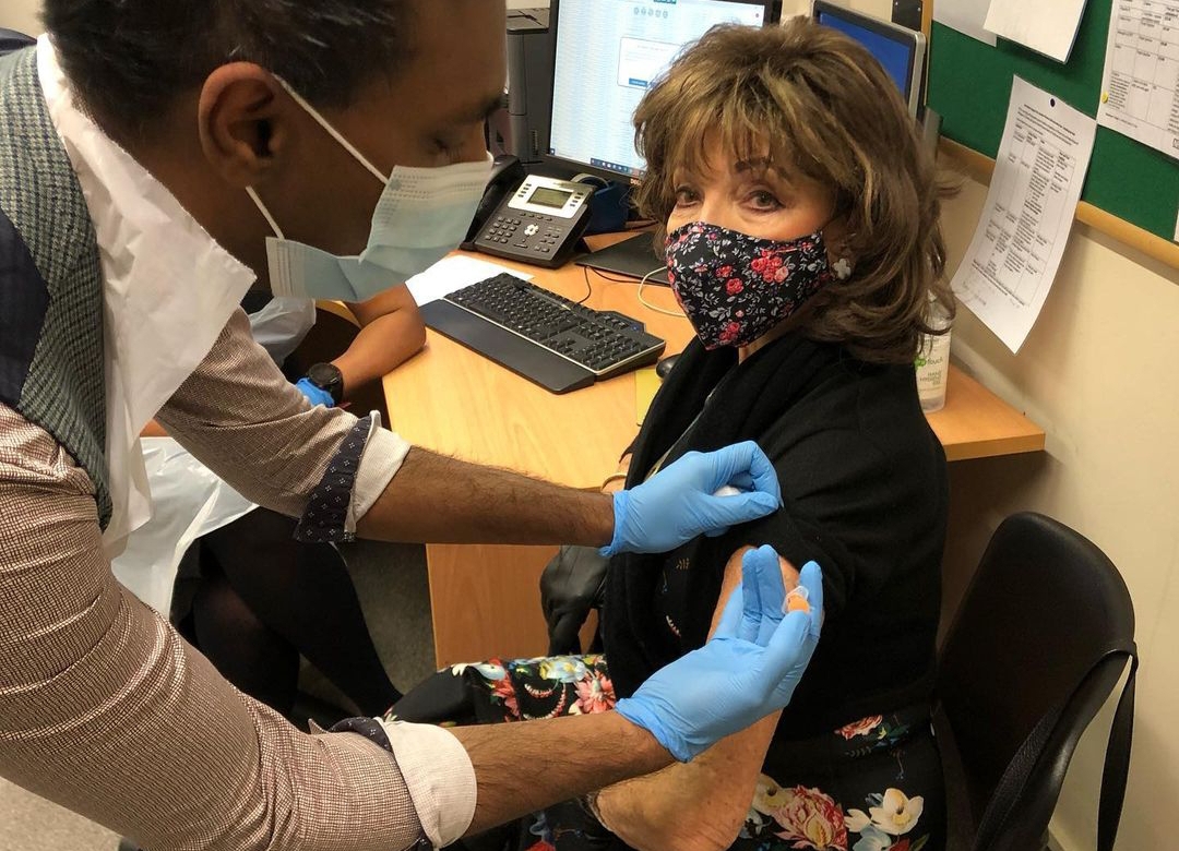 Aktris lawas Joan Collins menerima vaksin covid-19 pada 9 Januari 2021.