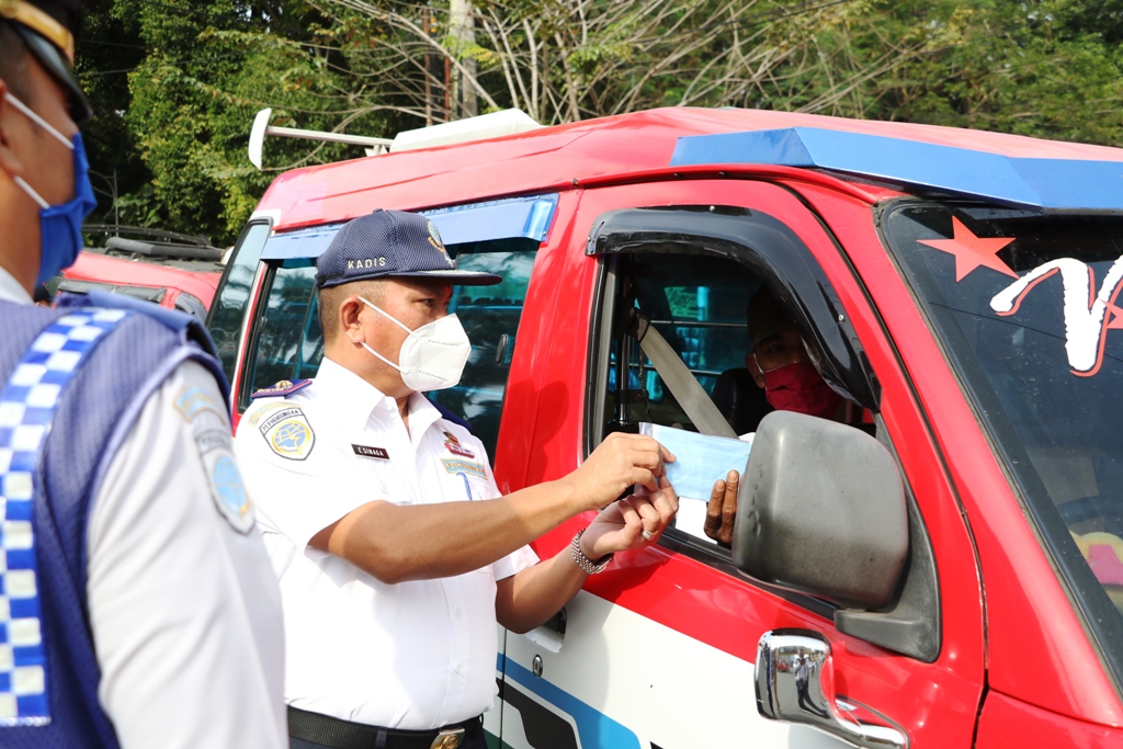 Kepala Dinas Perhubungan Kota Pematangsiantar, Esron Sinaga membagikan masker kepada sopir angkot, Selasa (26/1/2021).