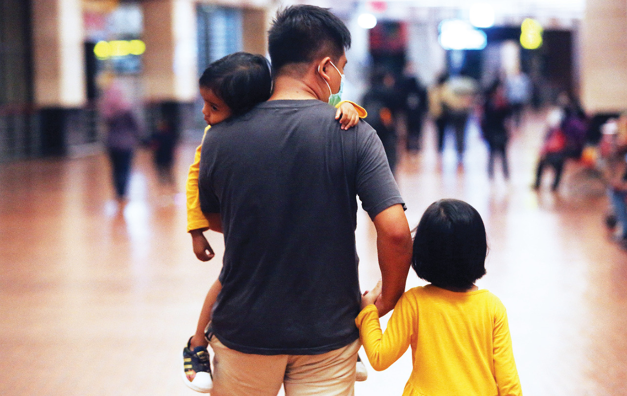 Keluarga korban jatuhnya pesawat Sriwijaya Air SJ-182, Irfansyah Riyanto bersama dua anaknya.