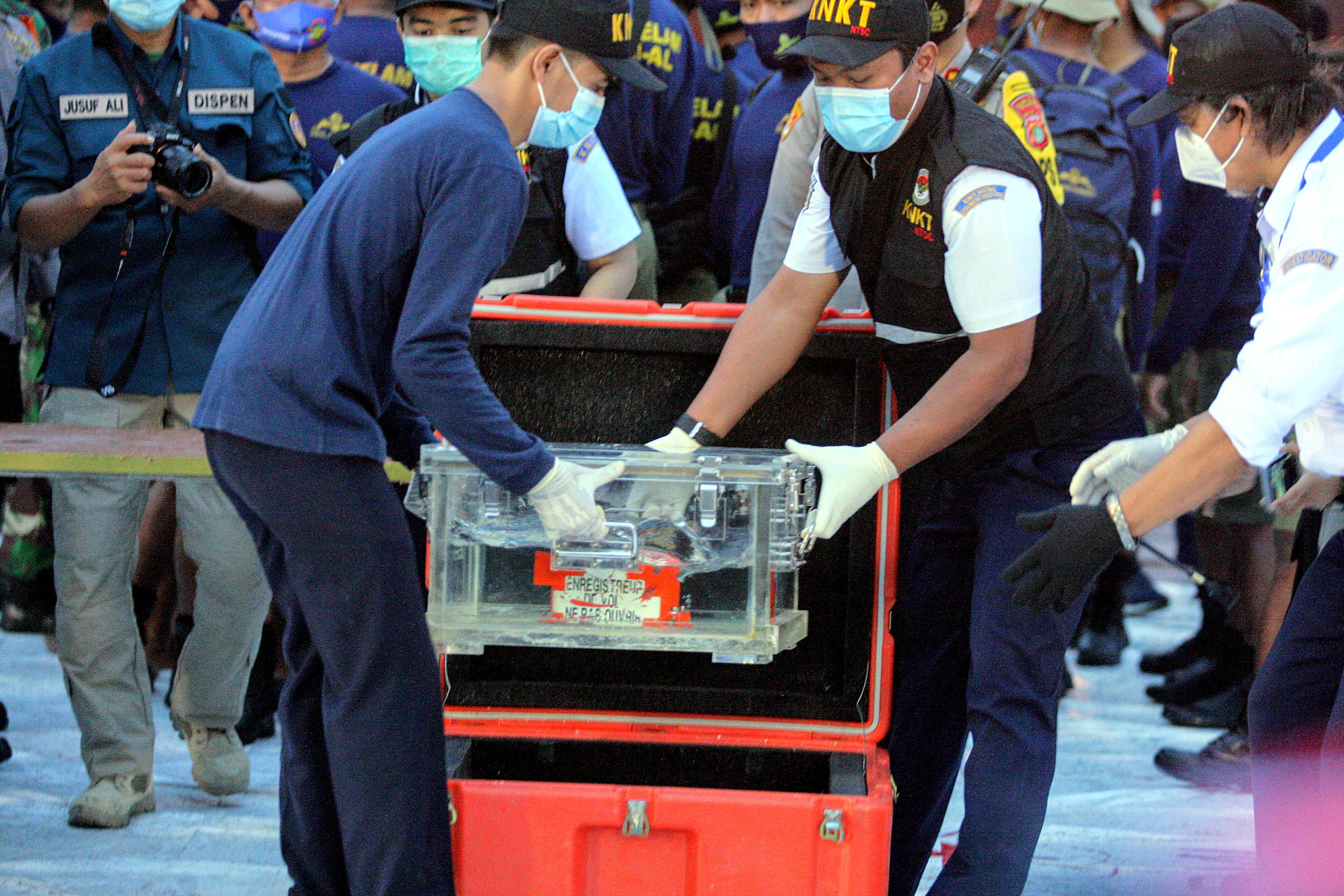 Petugas Komite Nasional Keselamatan Transportasi ( KNKT) mengangkat perangkat flight data recorder (FDR) yang merupakan bagian dari blackbox