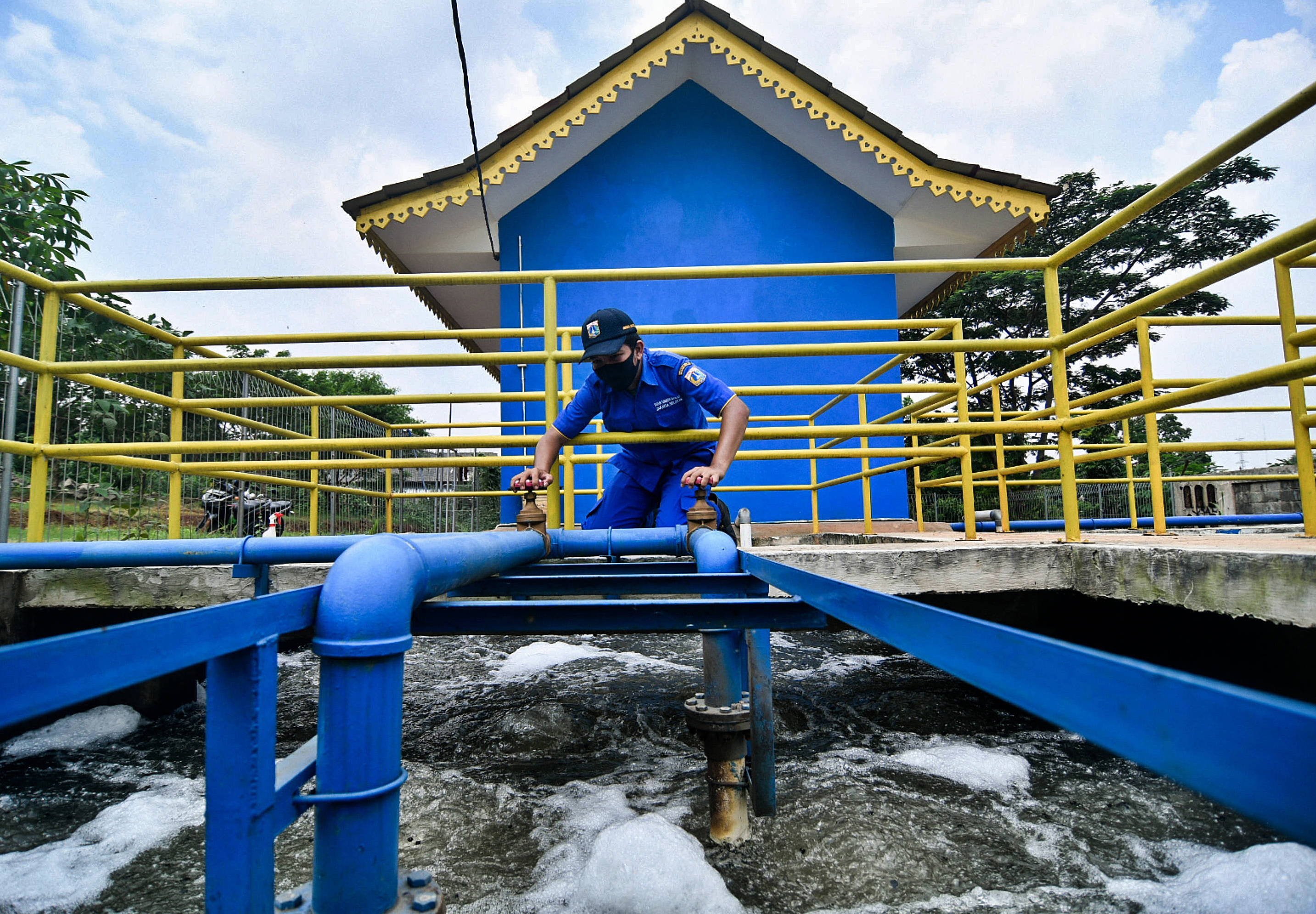Petugas Bidang Air Beku, Air Bersih, Air Limbah Dinas Sumber Daya Air Provinsi DKI Jakarta memeriksa IPAL Jagakarsa, Jakarta.