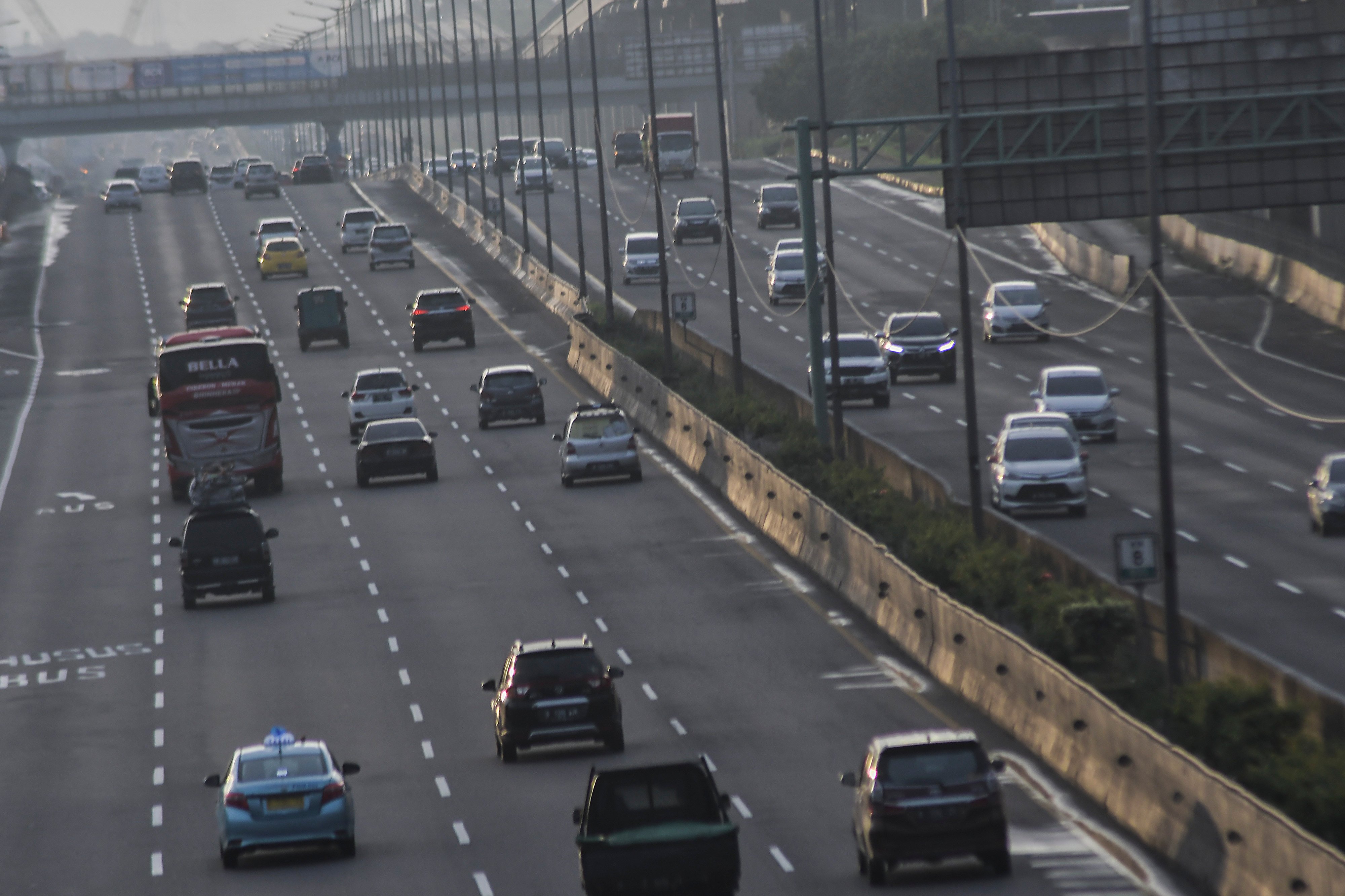 Arus kendaraan menuju Jakarta di Tol Jakarta-Cikampek