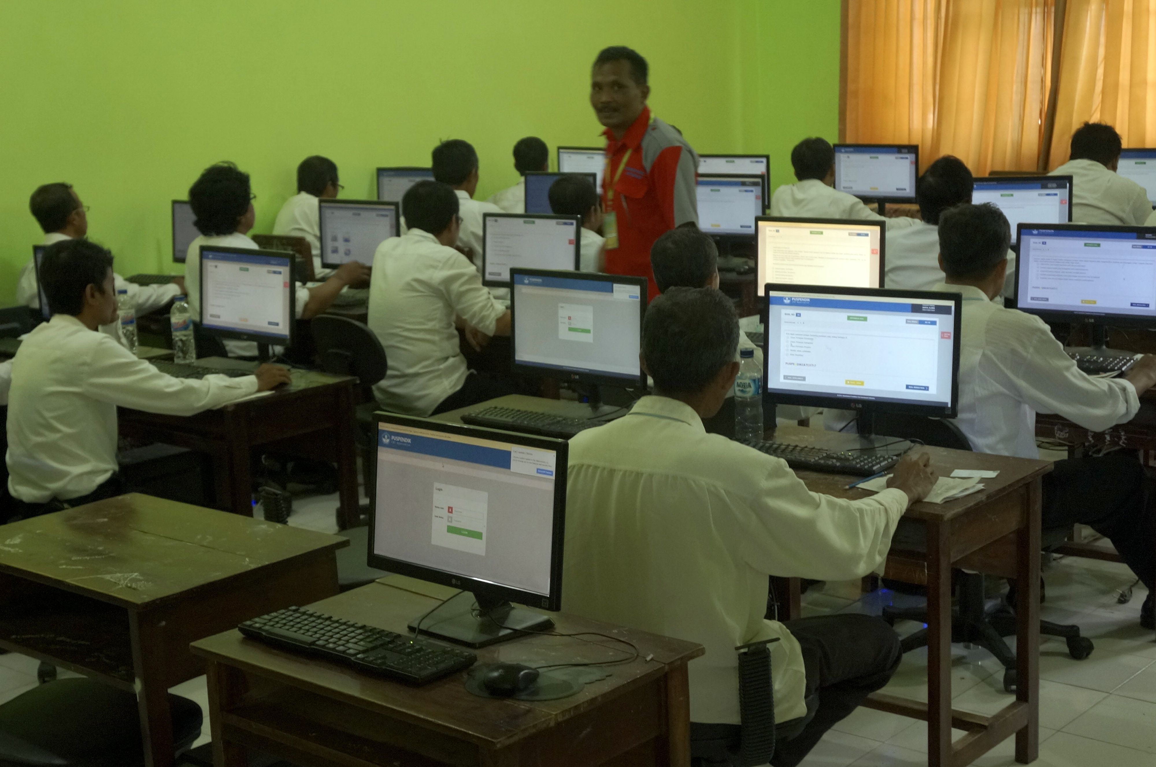 Peserta rekrutmen PPPK mengerjakan soal berbasis computer assisted test (CAT) di Tulungagung, Jawa Timur.