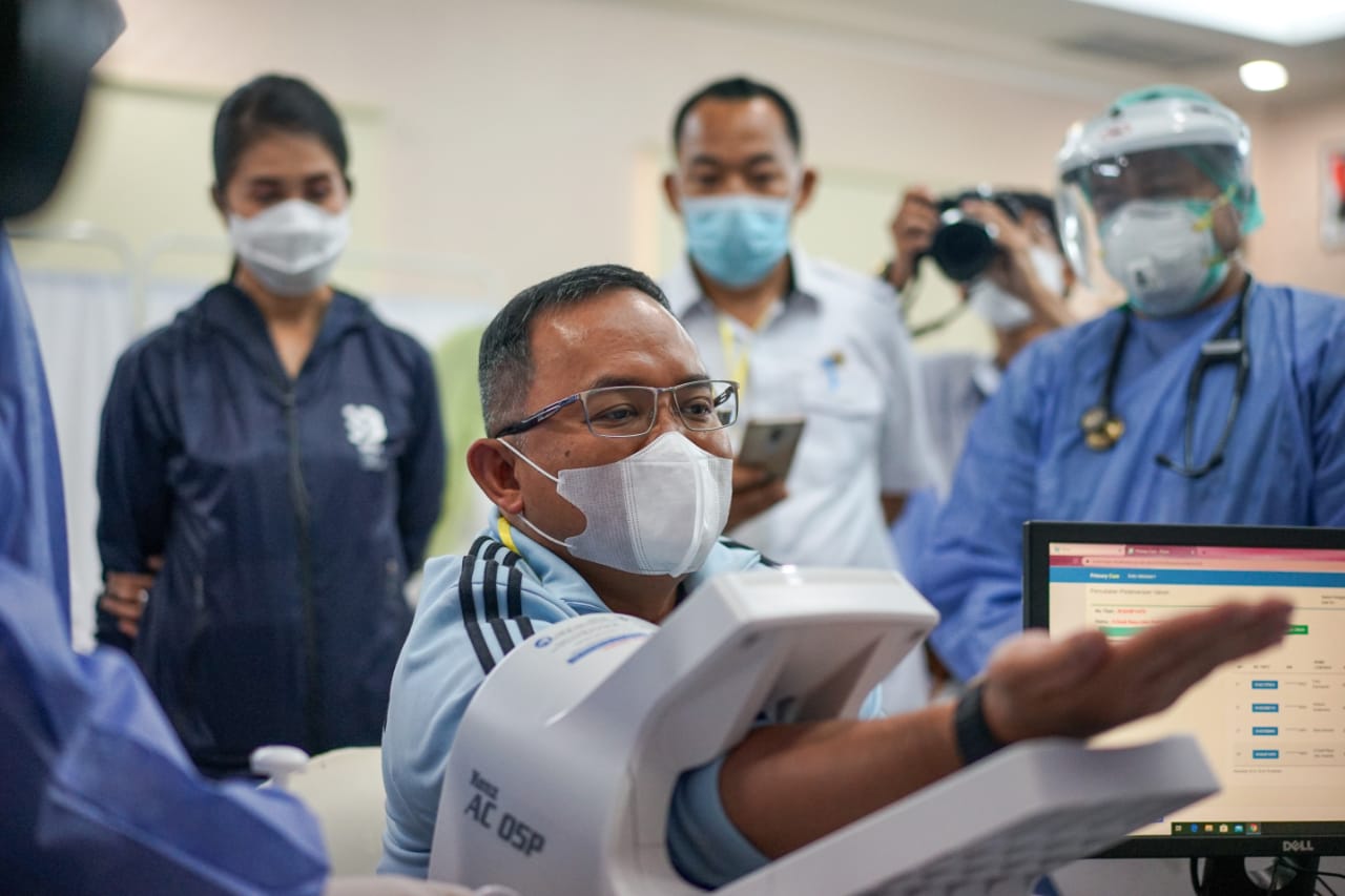 Bupati Muba Dodi Reza Alex menjalani vaksinasi Covid-19, dilanjutkan oleh forkopimda dan tenaga kesehatan, Rabu (27/12021).