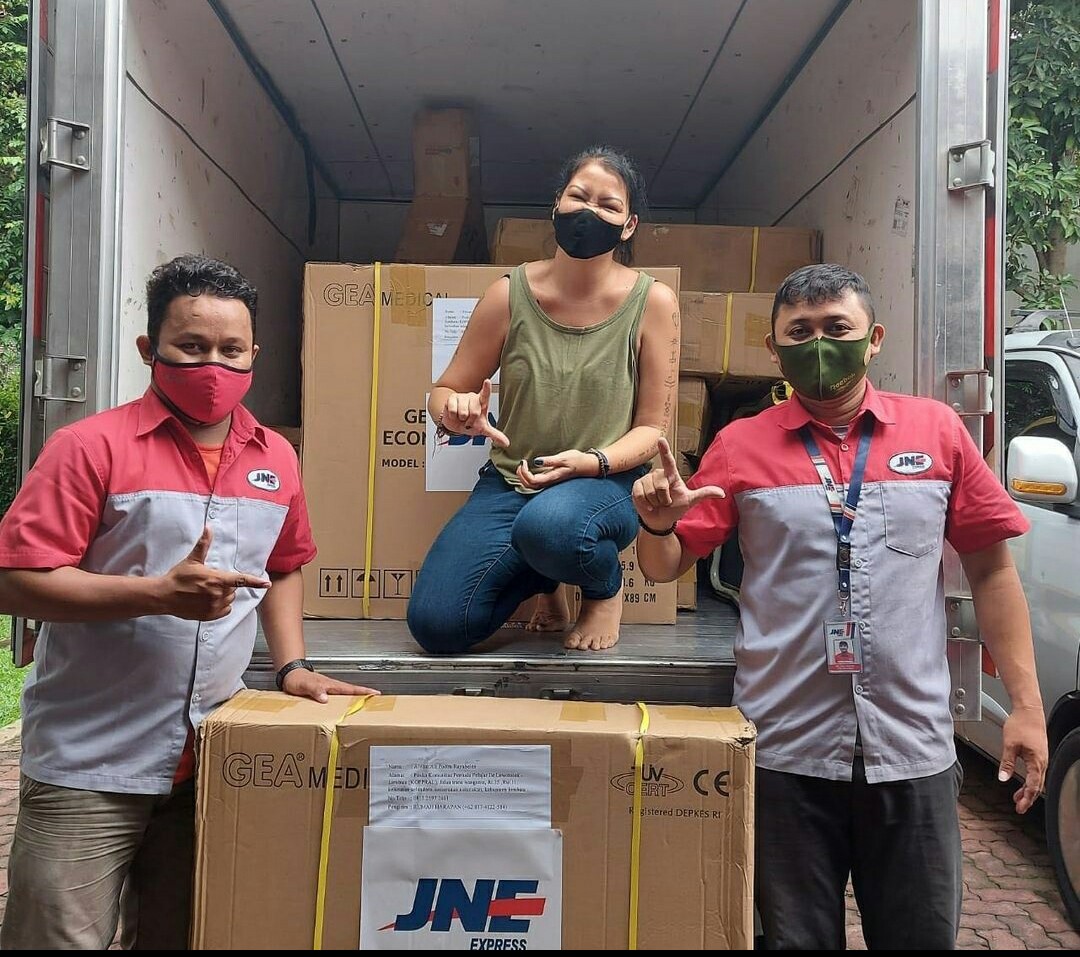 Melanie Subono di antara barang-barang yang didonasikan untuk para pengungsi disabilitas dampak Gunung Ile Lewotolok Lembata, NTT.