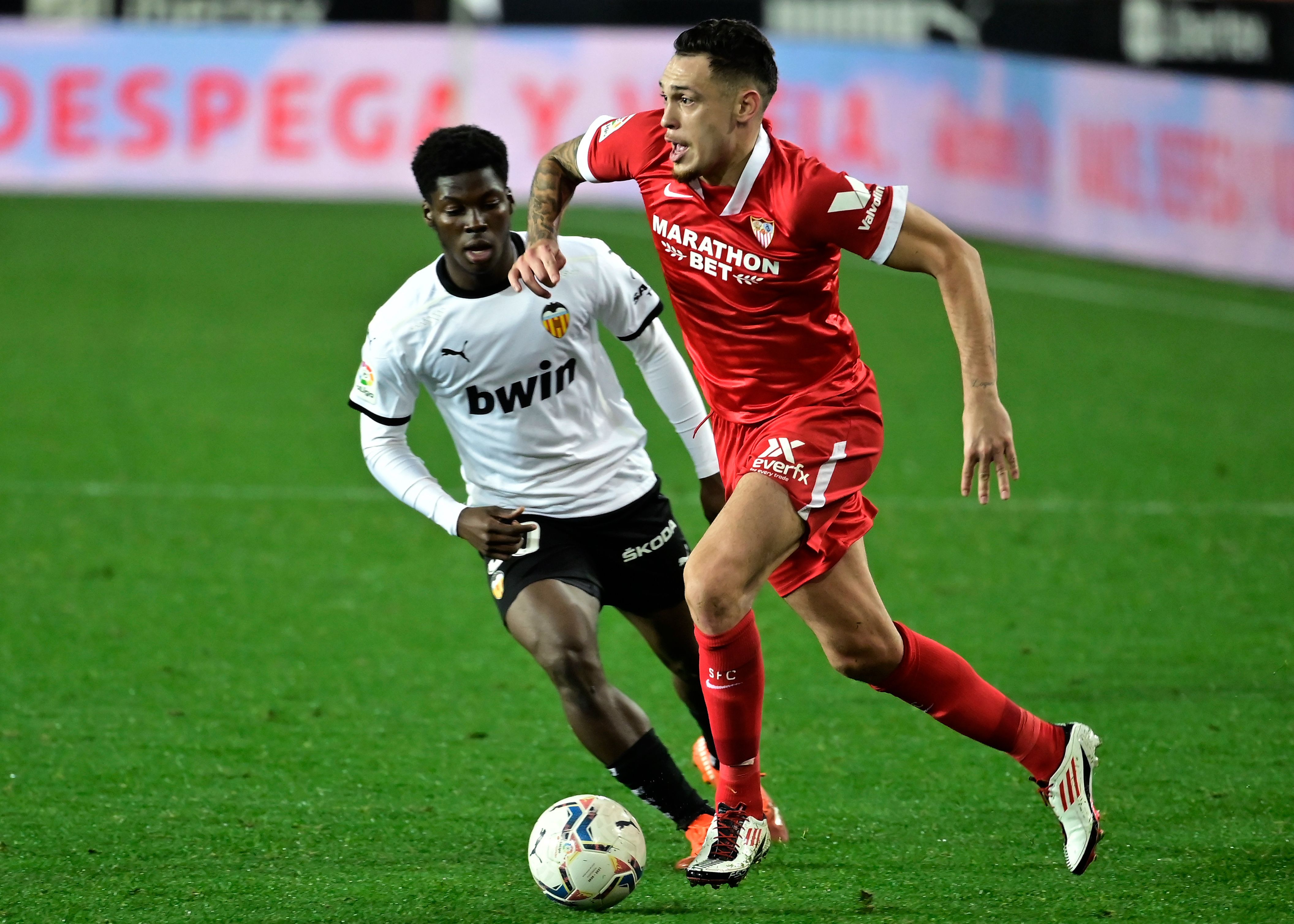 Pertandingan Valencia melawan Sevilla di Mestalla stadium, Valencia, 22 Desember 2020.