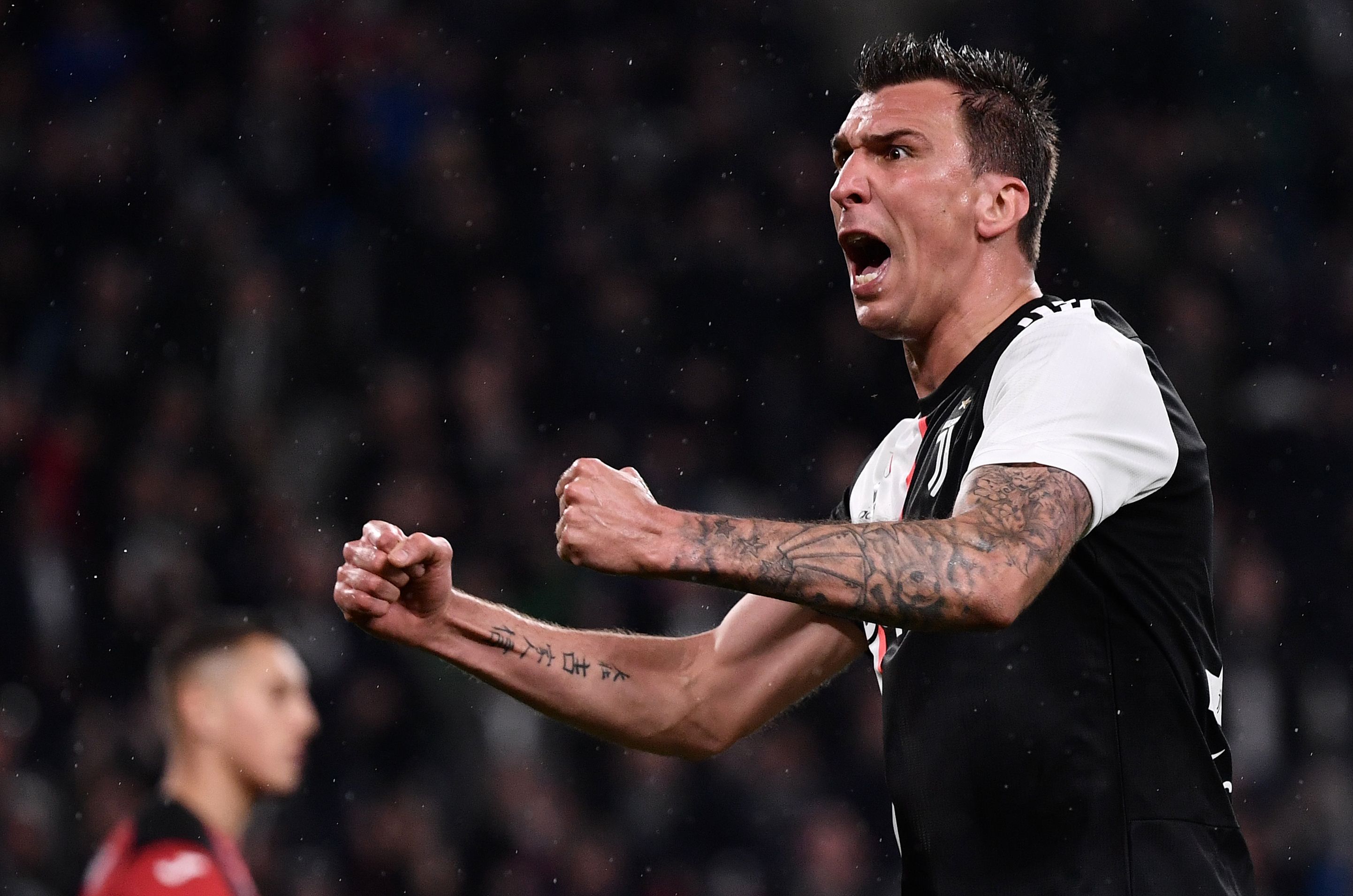 Mantan pemain Juventus, Mario Mandzukic resmi bergabung dengan AC Milan. 
