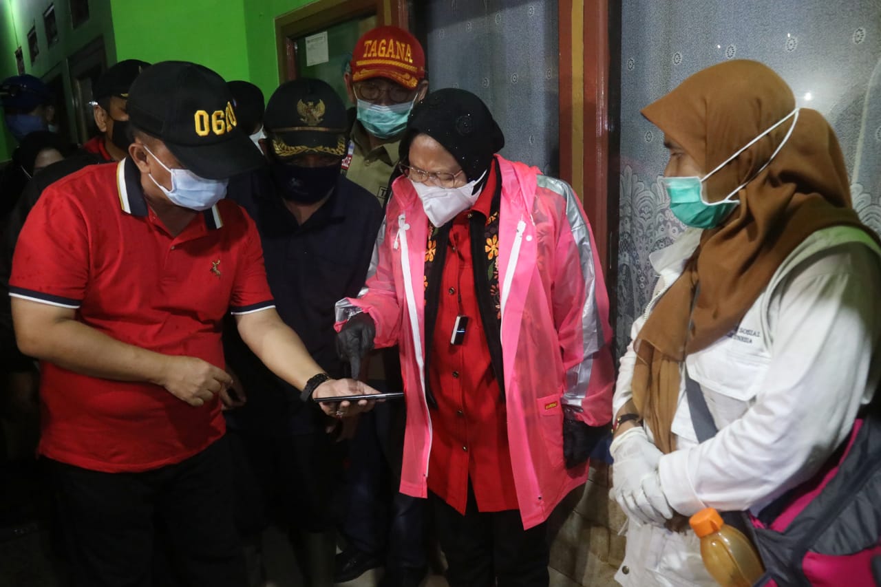  Menteri Sosial Tri Rismaharini (kedua dari kanan) saat melakukan blusukan.