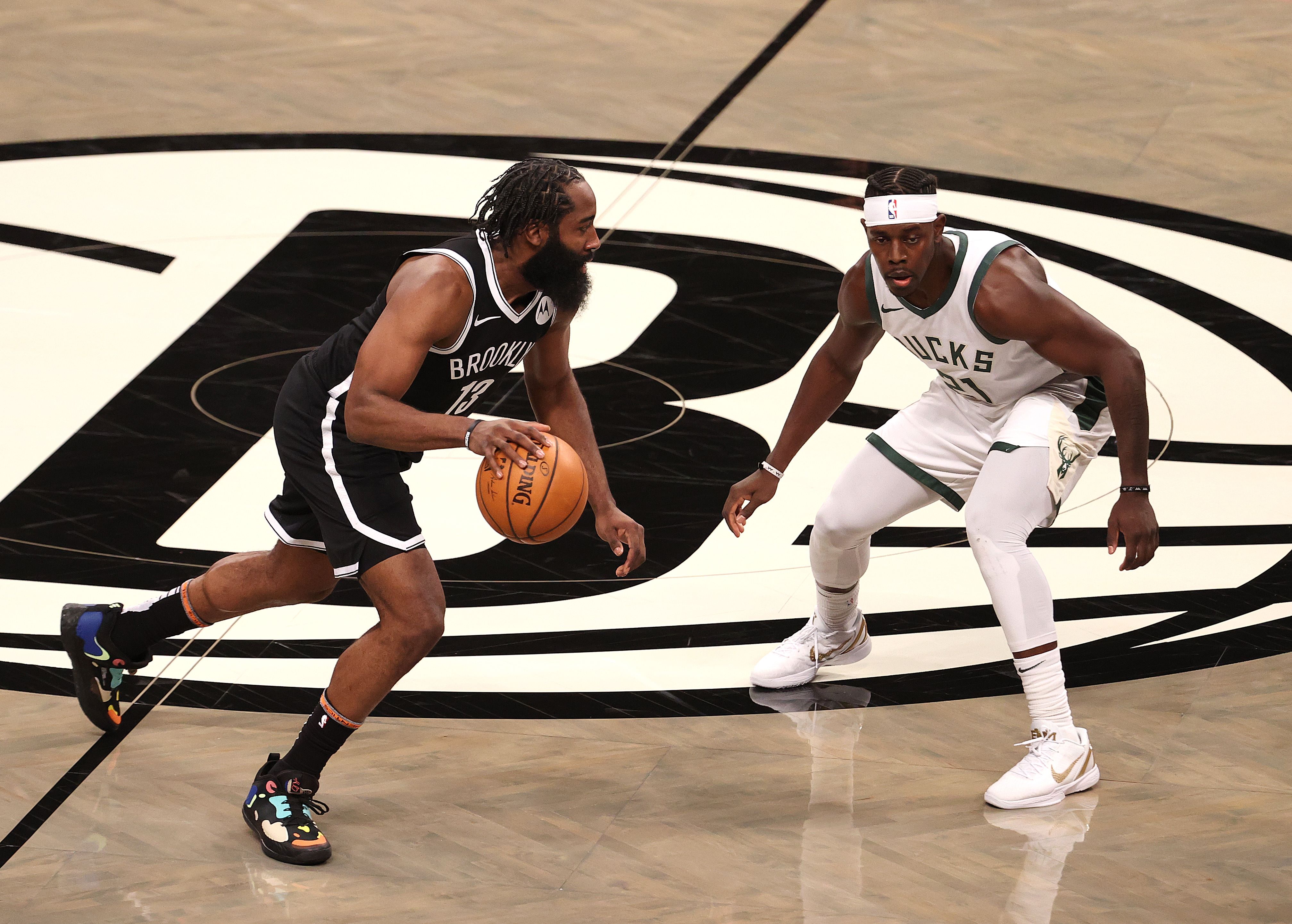 Pemain Brooklyn Nets James Harden berusaha melewati hadangan pemain Milwaukee Bucks di laga NBA.