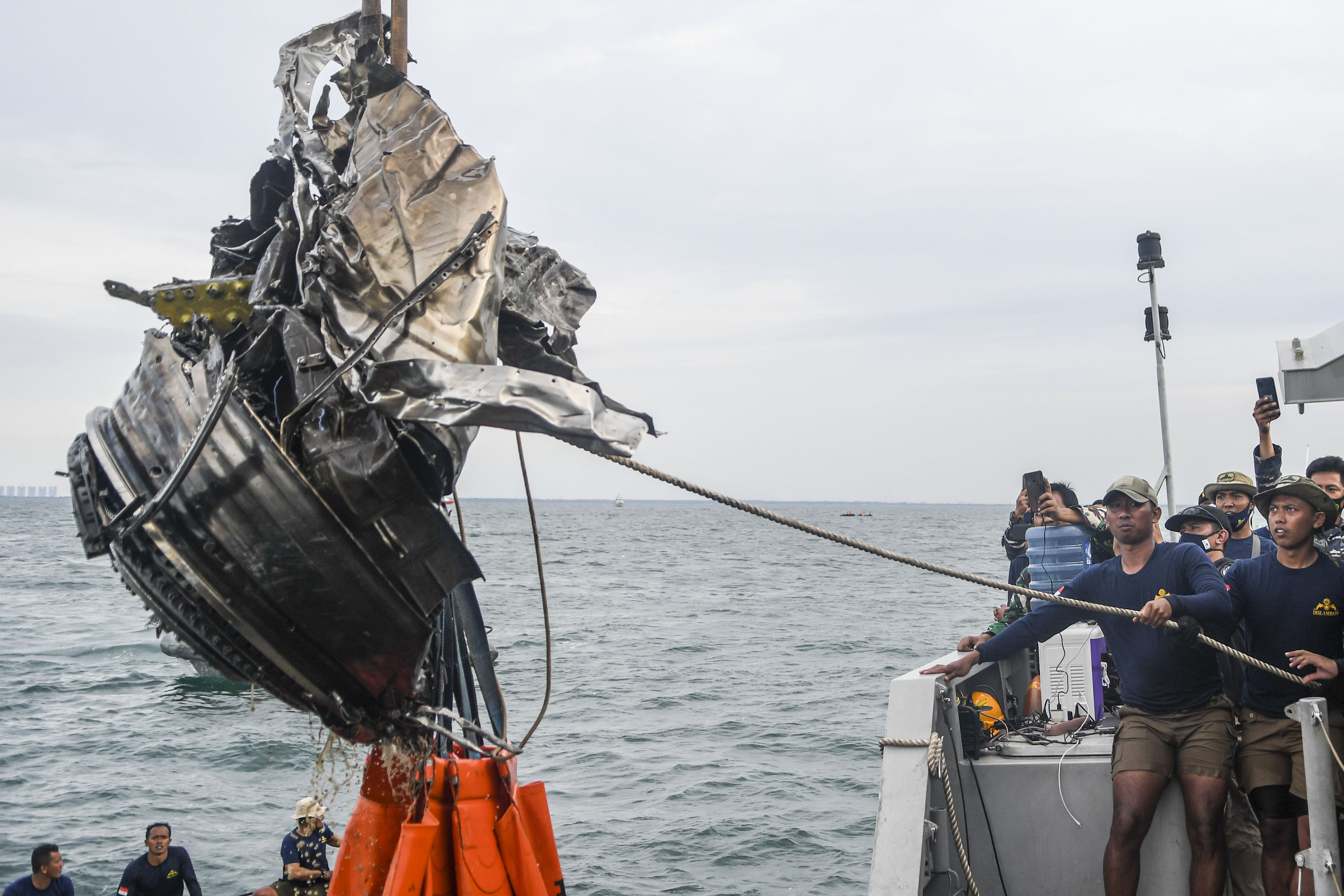 Tim mengangkat bagian dari pesawat Sriwijaya Air SJ-182