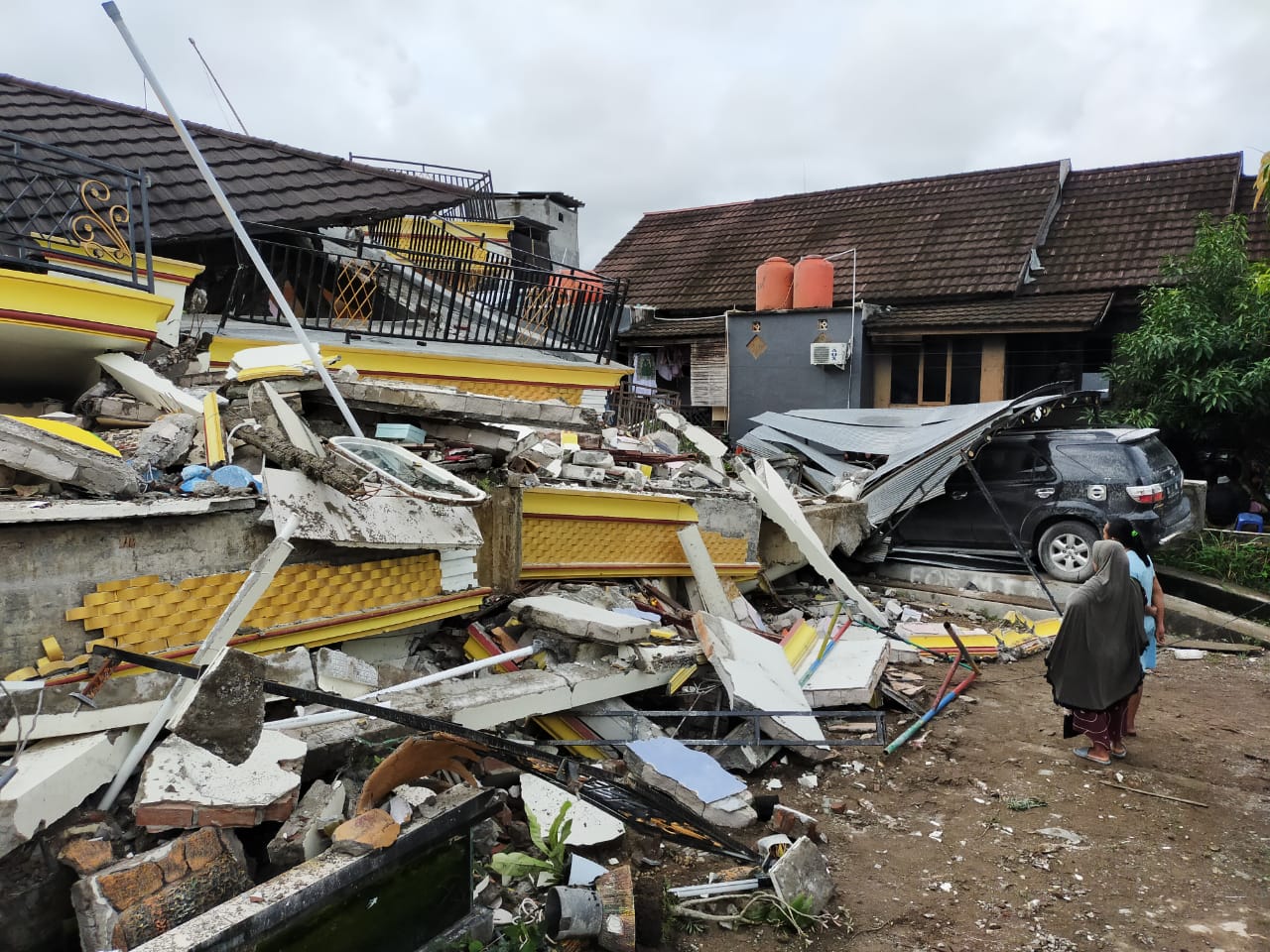 Reruntuhan bangunan akibat gempa di Kota Mamuju, Sulawesi Barat. Kini ribuan orang  mengungsi karena rumah tidak bisa dihuni.