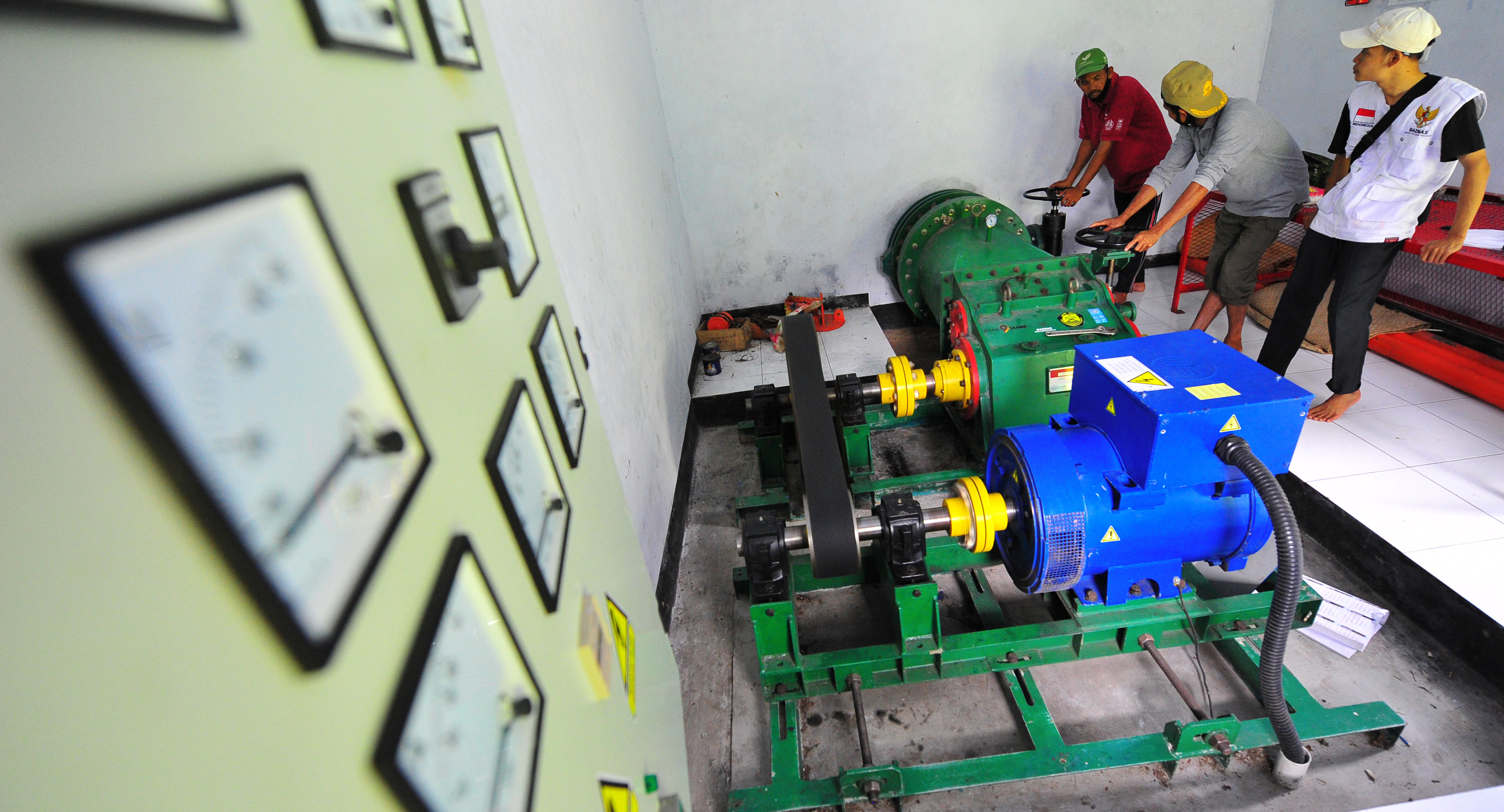 Ilustrasi : Pekerja menyalakan turbin Pembangkit Listrik Tenaga Mikro Hidro (PLTMH) di Lubuk Bangkar, Sarolangun, Jambi, Jumat (23/10/2020)