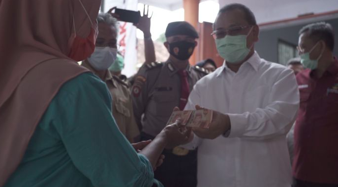 Ilustrasi - penyaluran bantuan sosial tunai. 