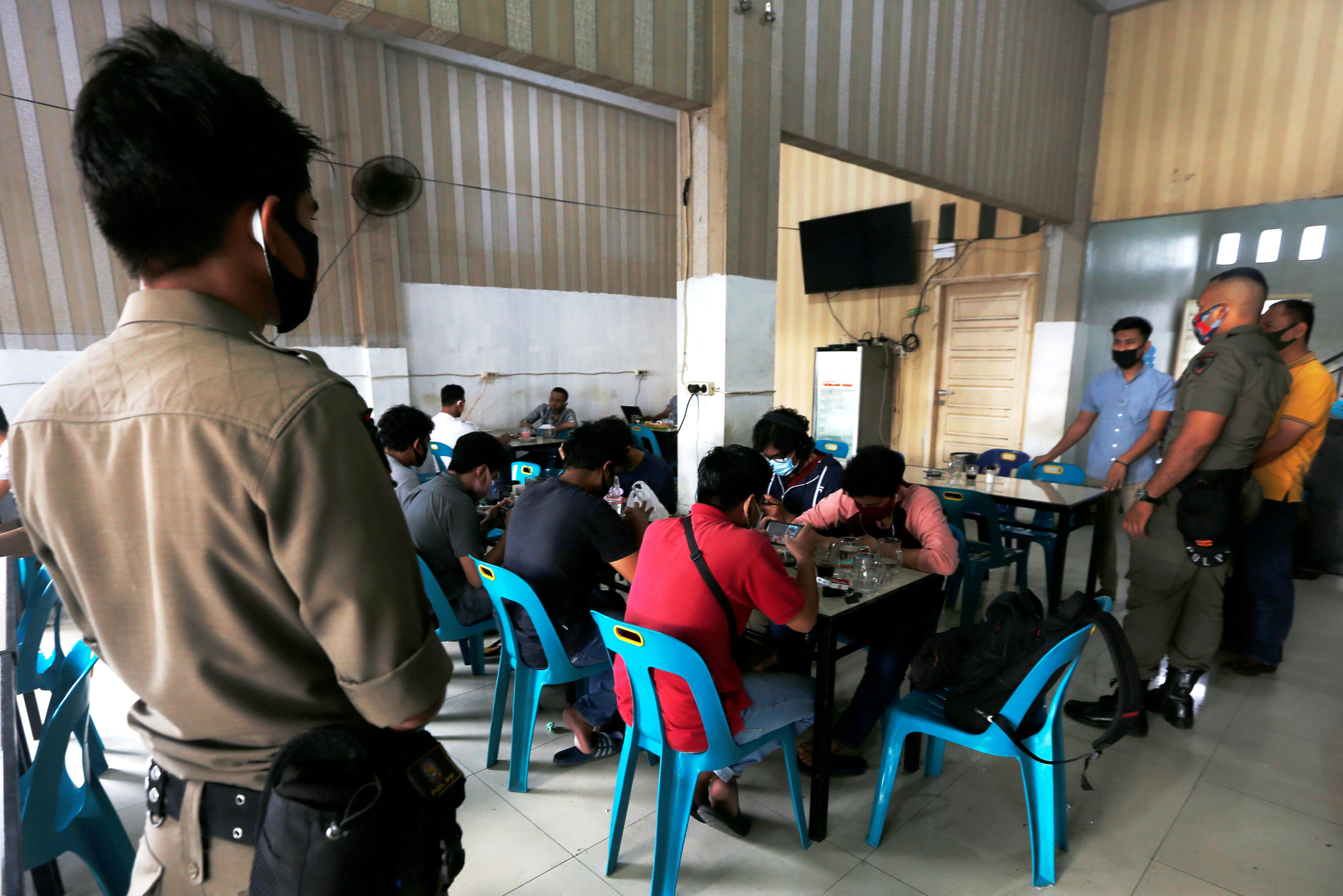 Ilustrasi kerumunan di warkop.