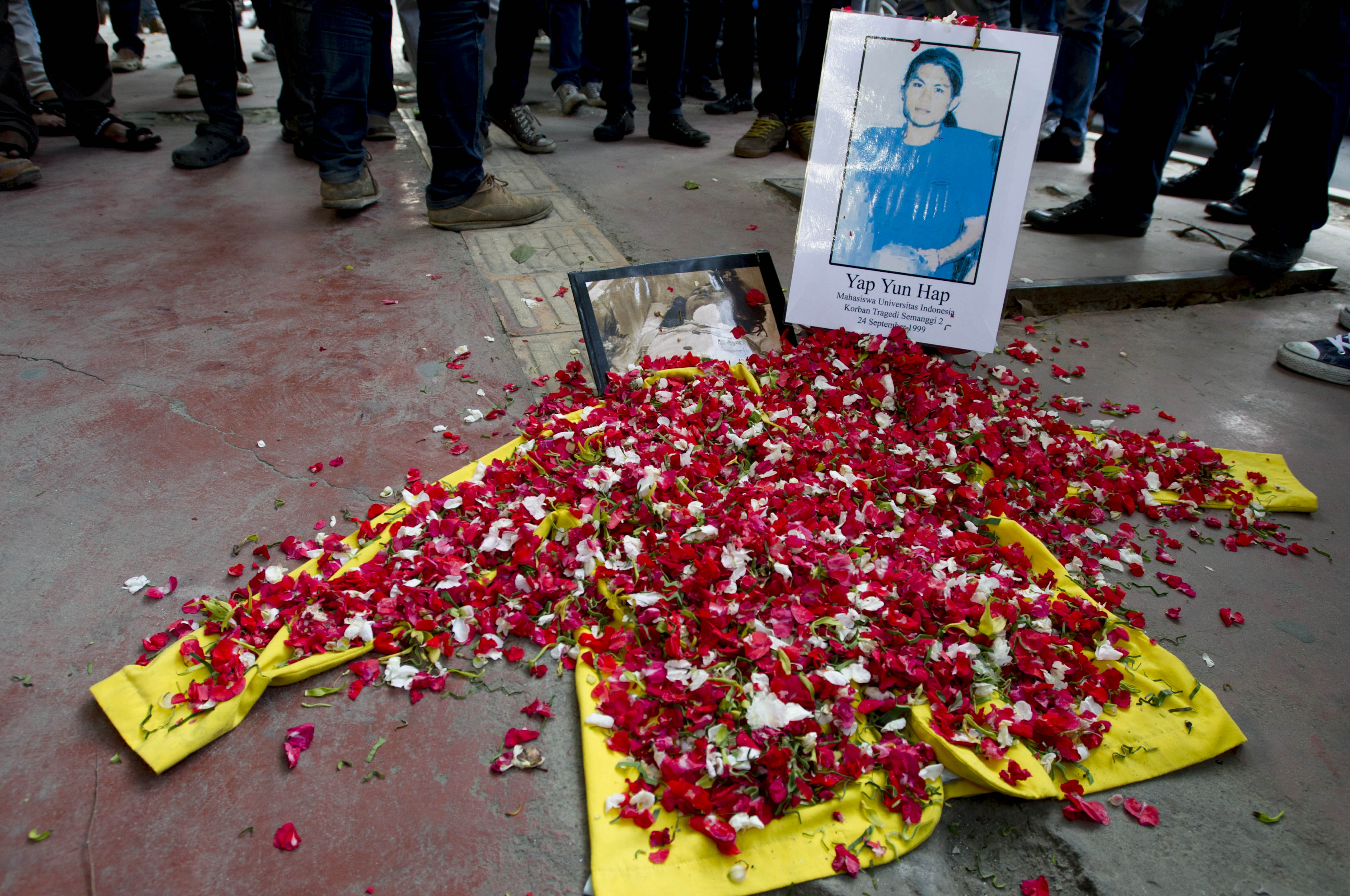 Aksi tabur bunga untuk mengenang korban tragedi Semanggi