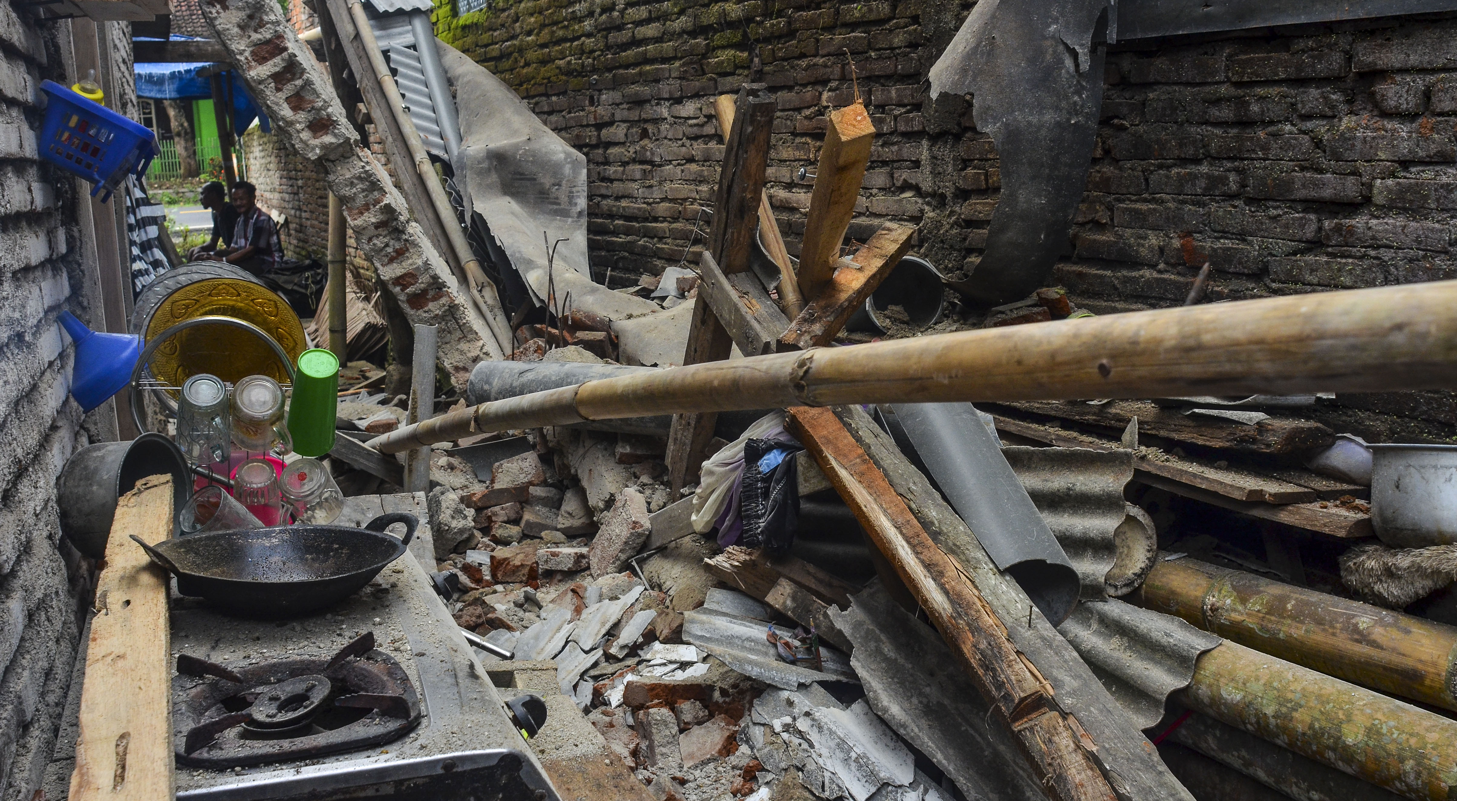  Sebuah rumah rusak akibat gempa bumi di Dusun Kertaharja, Kabupaten Ciamis, Jawa Barat, Minggu (25/10/2020)
