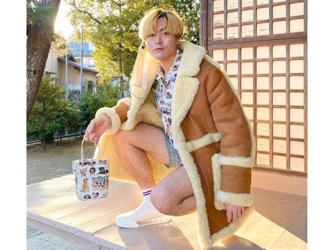 Saat WFH pun Yu Masui mengenakan adibusana karya Alber Elbaz.