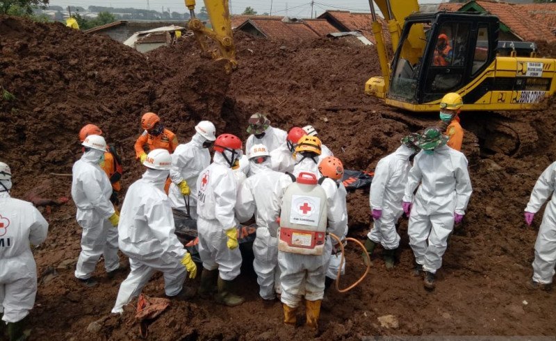 Tim SAR gabungan mengevakuasi korban longsor di Kecamatan Cimanggung, Kabupaten Sumedang, Jawa Barat, Ahad (17/1).