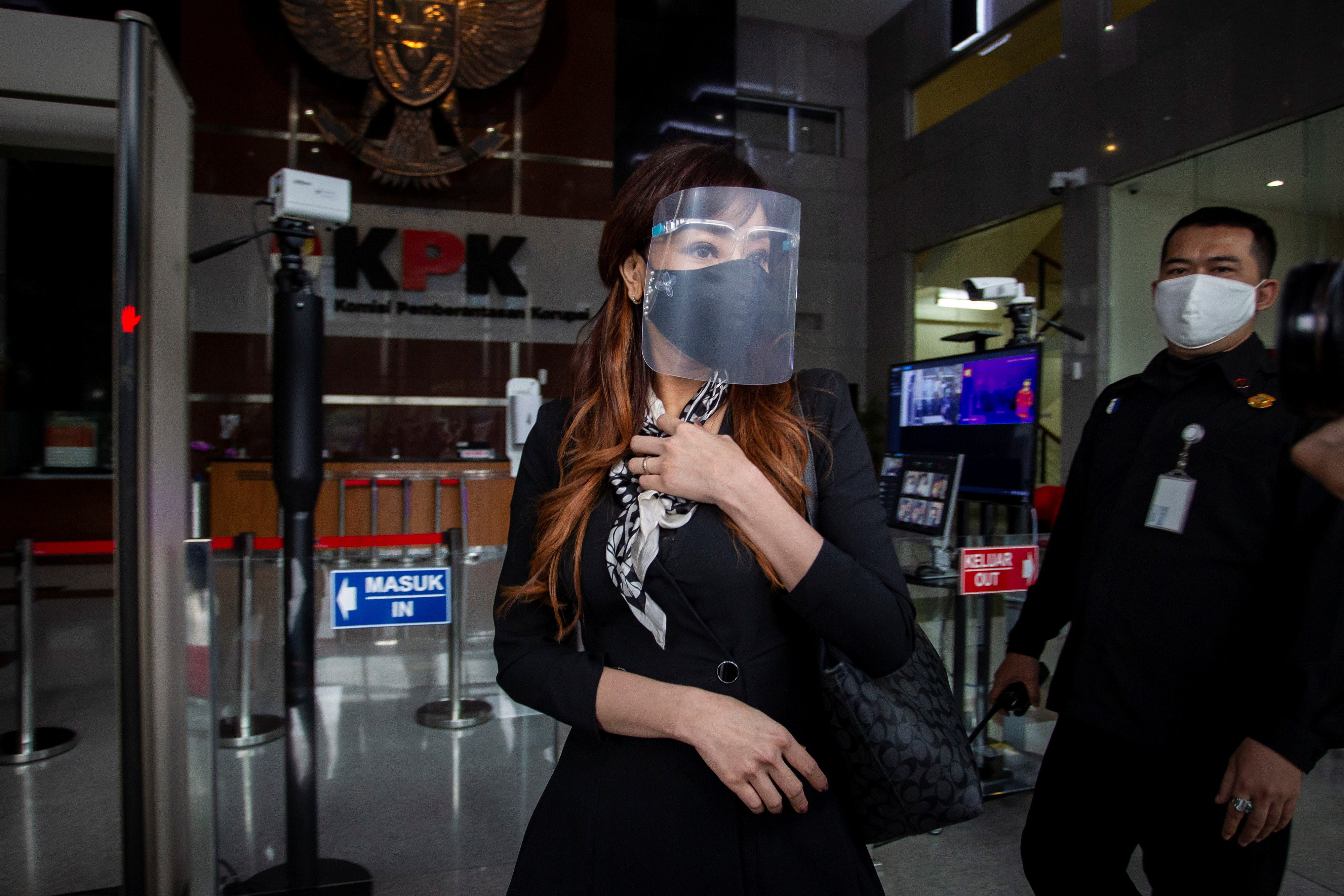 Karyawan swasta Ery Cahyaningrum usai menjalani pemeriksaan di gedung Komisi Pemberantasan Korupsi (KPK), Jakarta, Rabu (27/1).