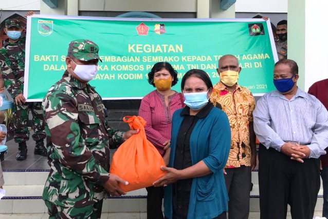 Pasiter Kodim Kaimana Papua Barat, Kapten Inf Salim mewakili Kodim menyerahkan bantuan sembako kepada tokoh agama.