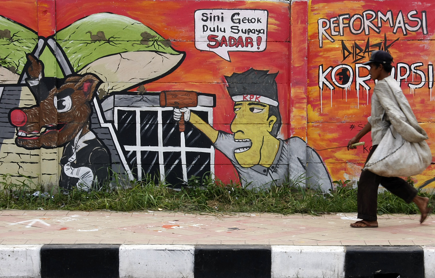 Mural terkait kampanye antikorupsi di kawasan Cibubur, Jakarta.
