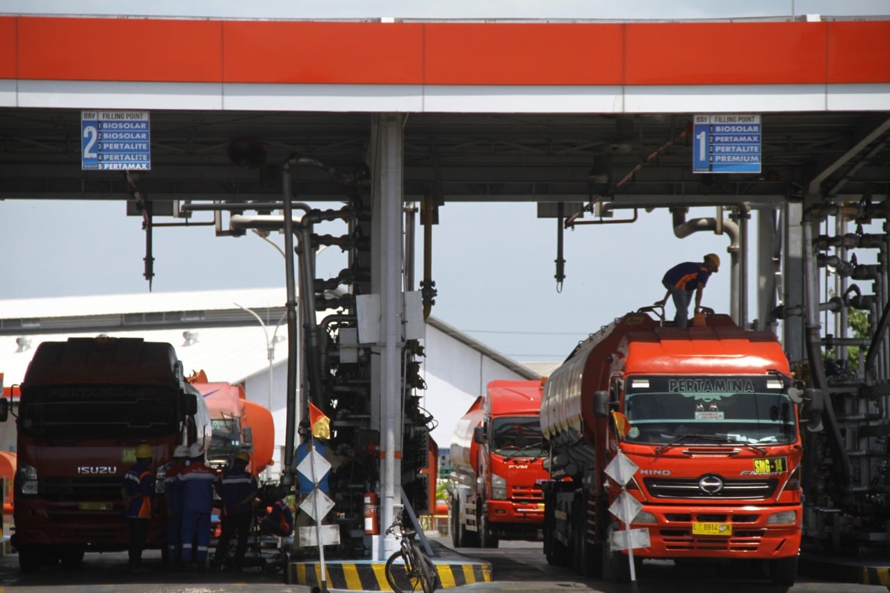 Sejumlah armada truk tangki tengah mengisi BBM di salah satu depo Pertamina di Jawa Tengah