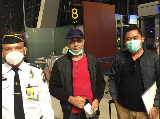 Petugas Imigrasi Bali mengawal deportasi salah seorang warga Turki yang melanggar izin tinggal, Kamis (14/1).