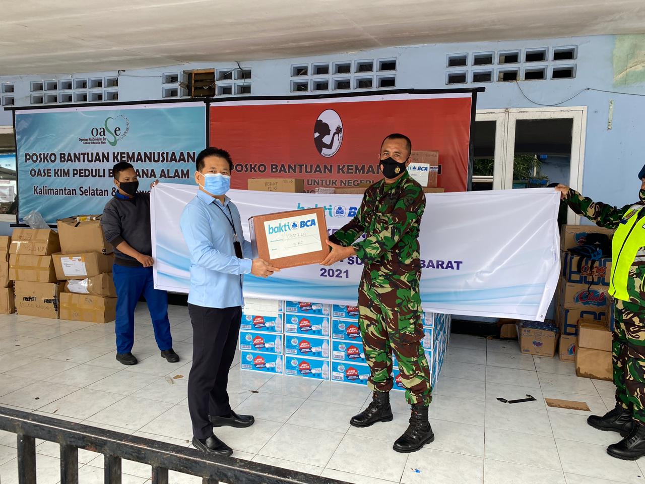 Kepala KCU BCA Makassar Tony Djajasaputra (kiri) secara simbolis menyerahkan bantuan CSR Bakti BCA.