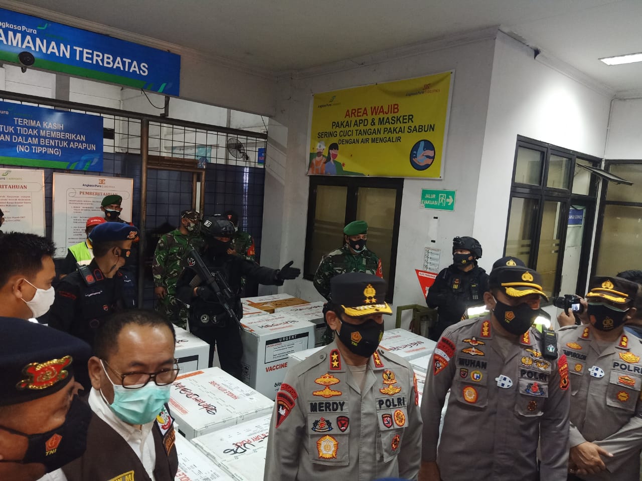 Vaksin Covid-19 langsung dibawa ke cold storage milik Dinas Kesehatan Sulsel.