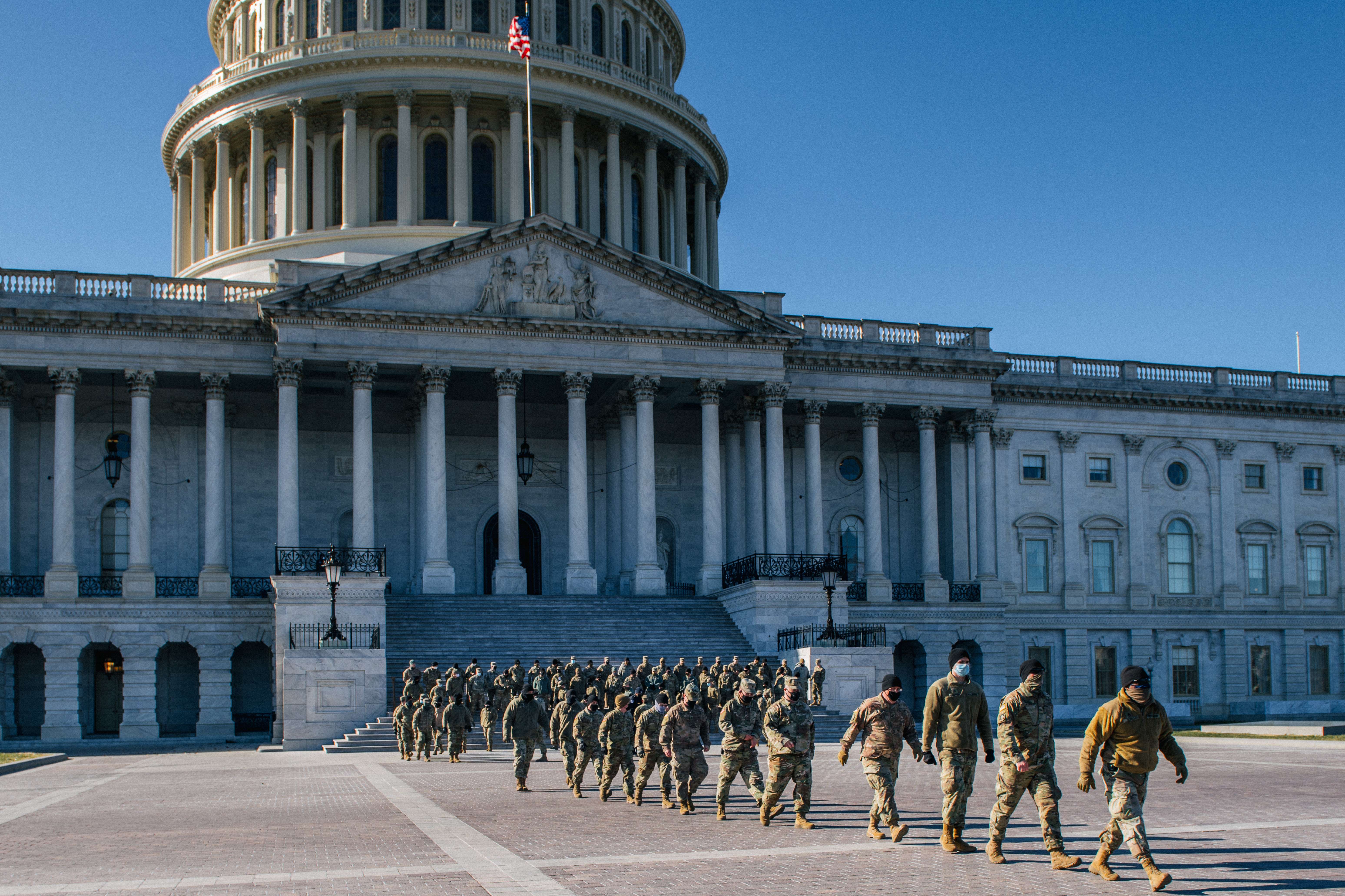 Personel Garda Nasional meninggalkan Gedung Capitol di Washington, DC, Amerika Serikat.