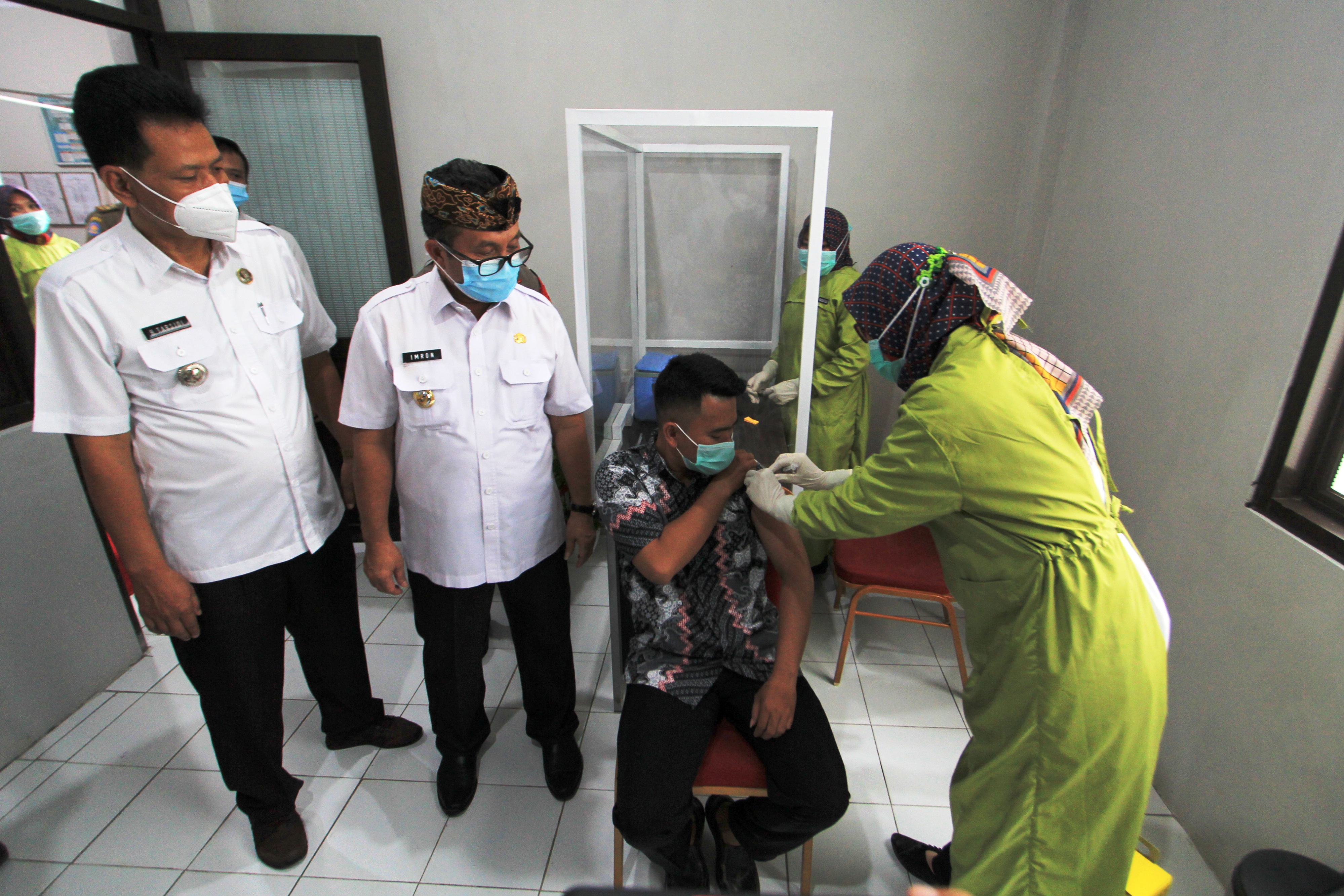  Bupati Cirebon Imron Rosyadi (dua kiri) melihat proses simulasi uji coba vaksinasi COVID-19 di Puskesmas Talun, Kabupaten Cirebon, Jabar.