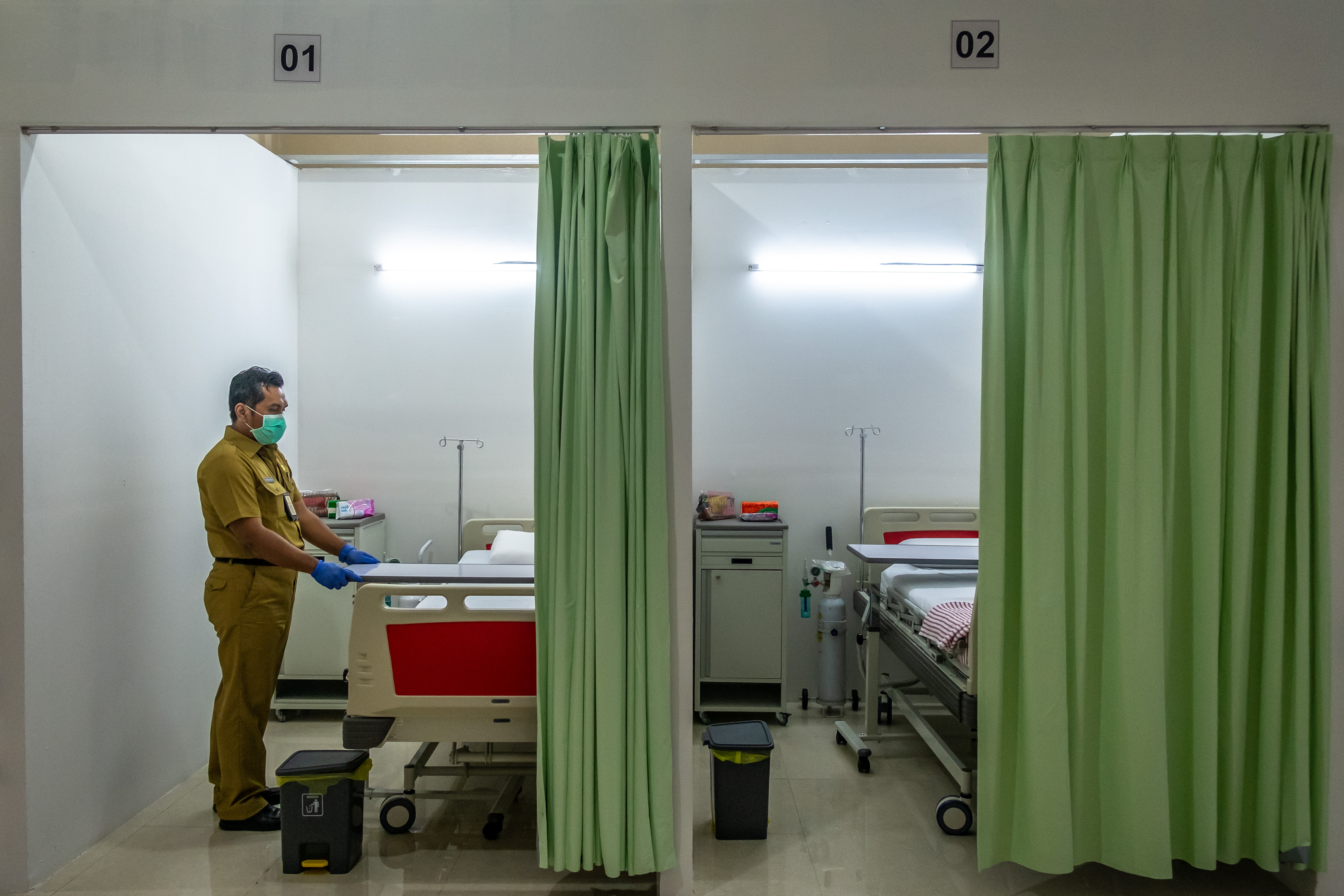 Petugas berada di ruang perawatan Rumah Isolasi Rumah Dinas Wali Kota Semarang, Jawa Tengah.